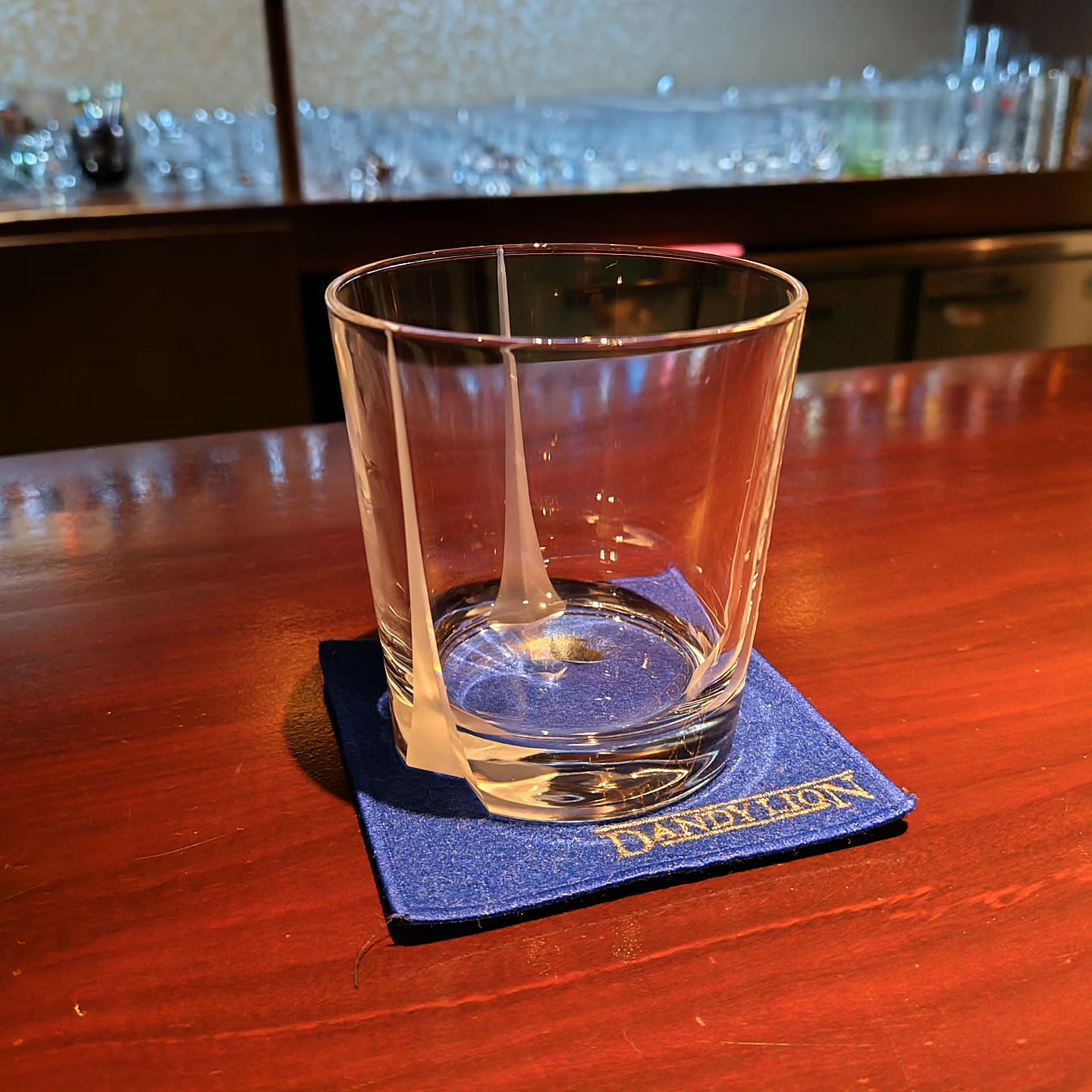 DANDYLION BAR　グラスコレクション  浅草の創吉さんのオリジナル・シリーズのオンザロックグラス。名前は…忘れました。もう廃番かな？  ストレートなボディに大胆なカッティングとすりガラス加工がしてあって、良く手に馴染みます。 バーボンやフルボディのモルトウィスキーがよく合いますね。 カクテルでもよく使いますので、手にした事がある方も多いのでは？  