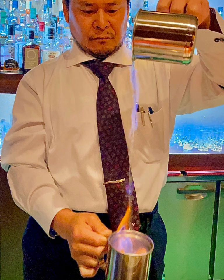 街に雪が舞う寒い季節には、 ホットカクテル「ブルー・ブレイザー」 がオススメです。  当店ではタリスカー10年を使用しております。 （もちろん、銘柄の指定もOKです）  温かい、飲み物はそこにあったかい？  