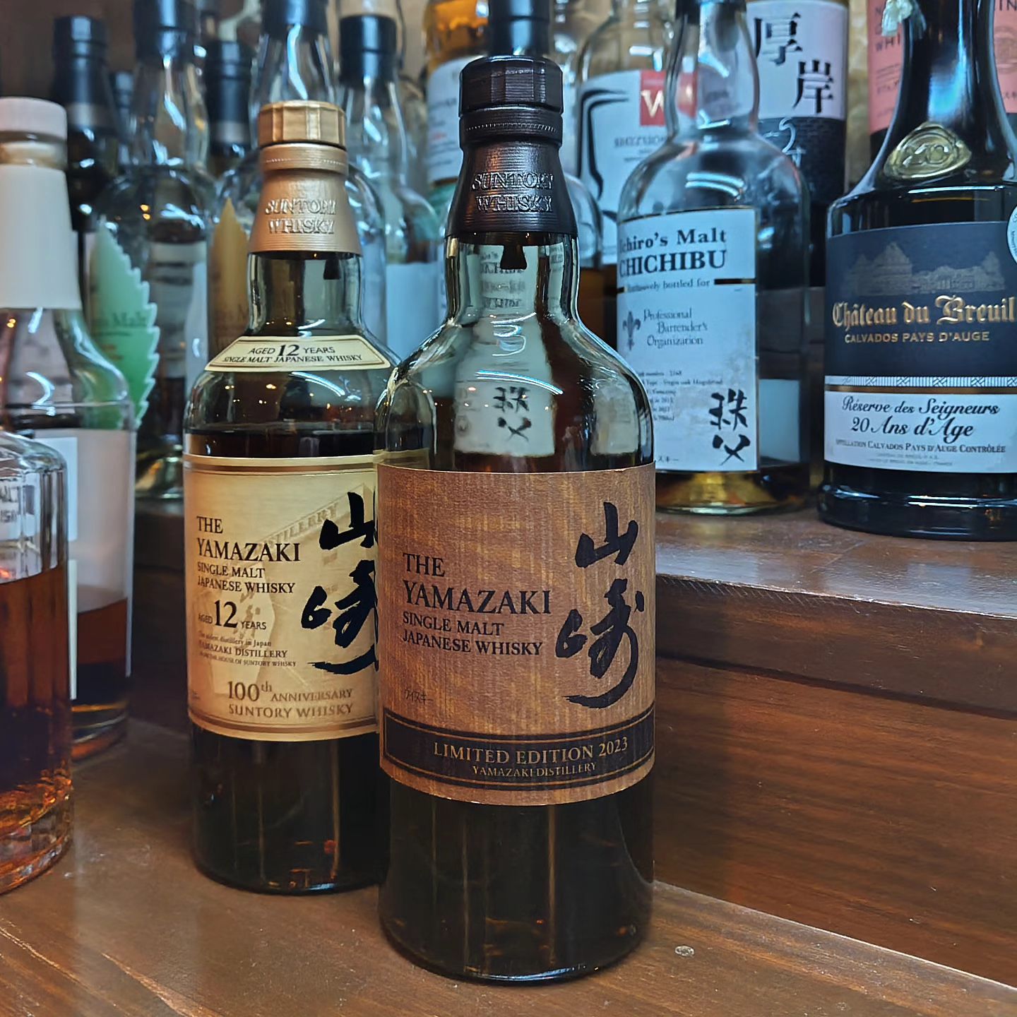 「サントリー山崎リミテッドエディション2023」 Suntory Yamazaki limited edition 2023  2021年の発売以来毎年リリースされるリミテッドエディションの2023年モデルです。  ミズナラの新樽で熟成させた原酒を贅沢に使用した特別な山崎です。普通の山崎12年と飲み比べてみるのも一興ですね。  例に漏れず入荷は僅かですので、お早めにどうぞ。  