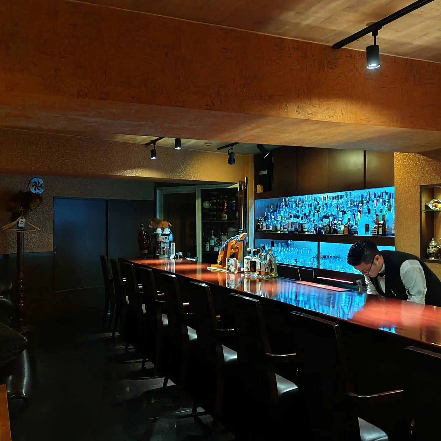 あなたの夢を叶える職場で働きませんか？  DANDYLION BARでは将来の独立や店舗経営の夢を叶えるための経験を詰める職場です。  オーセンティック・バーやレストラン・バー、イタリアンやフレンチバルなど自身の夢を形にするためのノウハウ、フォロー体制も整っています。  経験者優遇いたします。バーテンダー、キッチンスタッフ募集中です。  
