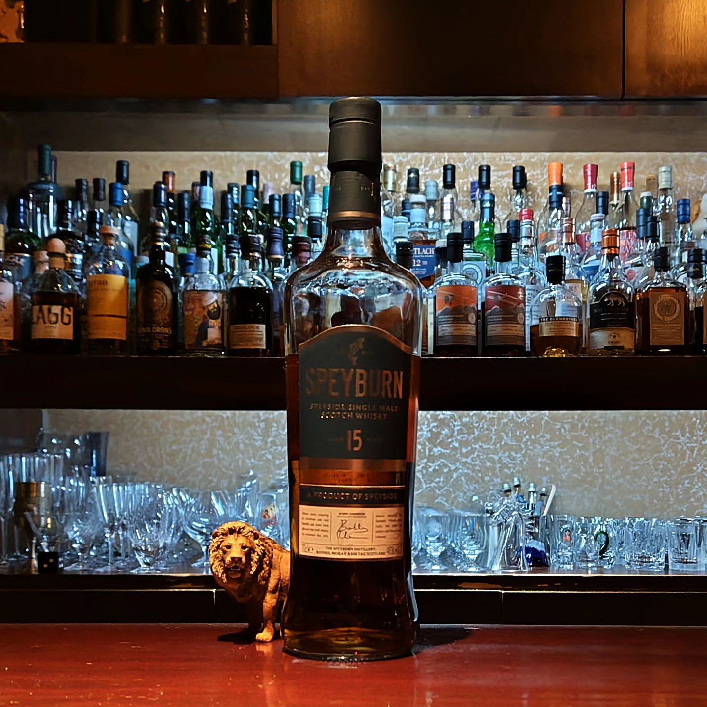 スペイバーン15年 SPEYBURN 15y  1800年代後半のビクトリア朝ウィスキーブームに乗って、1897年に創業されたスペイサイドの蒸溜所のオフィシャルボトルです。  ちなみにこはスコットランドで最初にドラム式製麦機を導入した蒸溜所でもあります。  長らくブレンド用に原酒を供給しているので日本ではあまり馴染みがないですが、英国や米国で人気の高いシングルモルトです。 空港の免税店での展開にも力を入れているので、旅行好きの方には見覚えのあるボトルかもしれませんね。  軽やかさと力強さが...