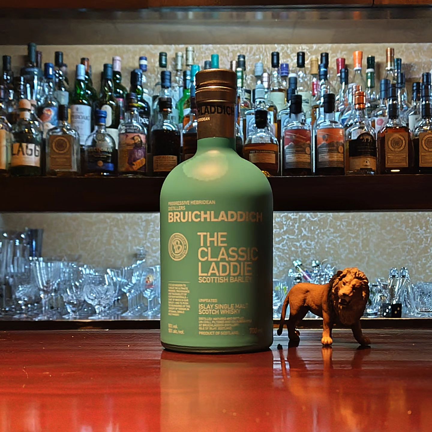 ブルイックラディ　ザ・クラシックラディ BRUICHLADDICH The Classic Laddie  スモーキーなモルトがほとんどのアイラ島において、ノンピートで仕込まれるフローラルでエレガントなモルトを送り出しています。  そもそもここの蒸溜所は、材料大麦の国産（スコットランド産）化にこだわり、加水の水もボトリングもアイラ島内にて完結させるなど、テロワールを意識したウィスキー造りにこだわることで有名です。  ノンピートながら島モルトらしい仄かな潮の香りを感じながらアイラ島の景色を想...