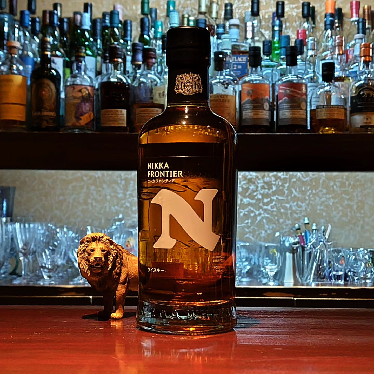 ニッカ　フロンティア NIKKA FRONTIER  ニッカウィスキーから新しいレギュラー商品が届きました。 モルト比率が高い（51%以上）、スムースながらコクのあるモルトの風味が豊かなブレンデッドウィスキーです。  キーモルトは余市蒸溜所のヘビリーピーテッド原酒を使用し、ノンチルフィルタードでボトリングしています。 ニッカらしい愚直な造りで、本格的ながらコストパフォーマンスの良いウィスキーに仕上がってます。 モルト好きも、ウィスキー初心者にもオススメのニューアイテムです。ぜひお試しを!  