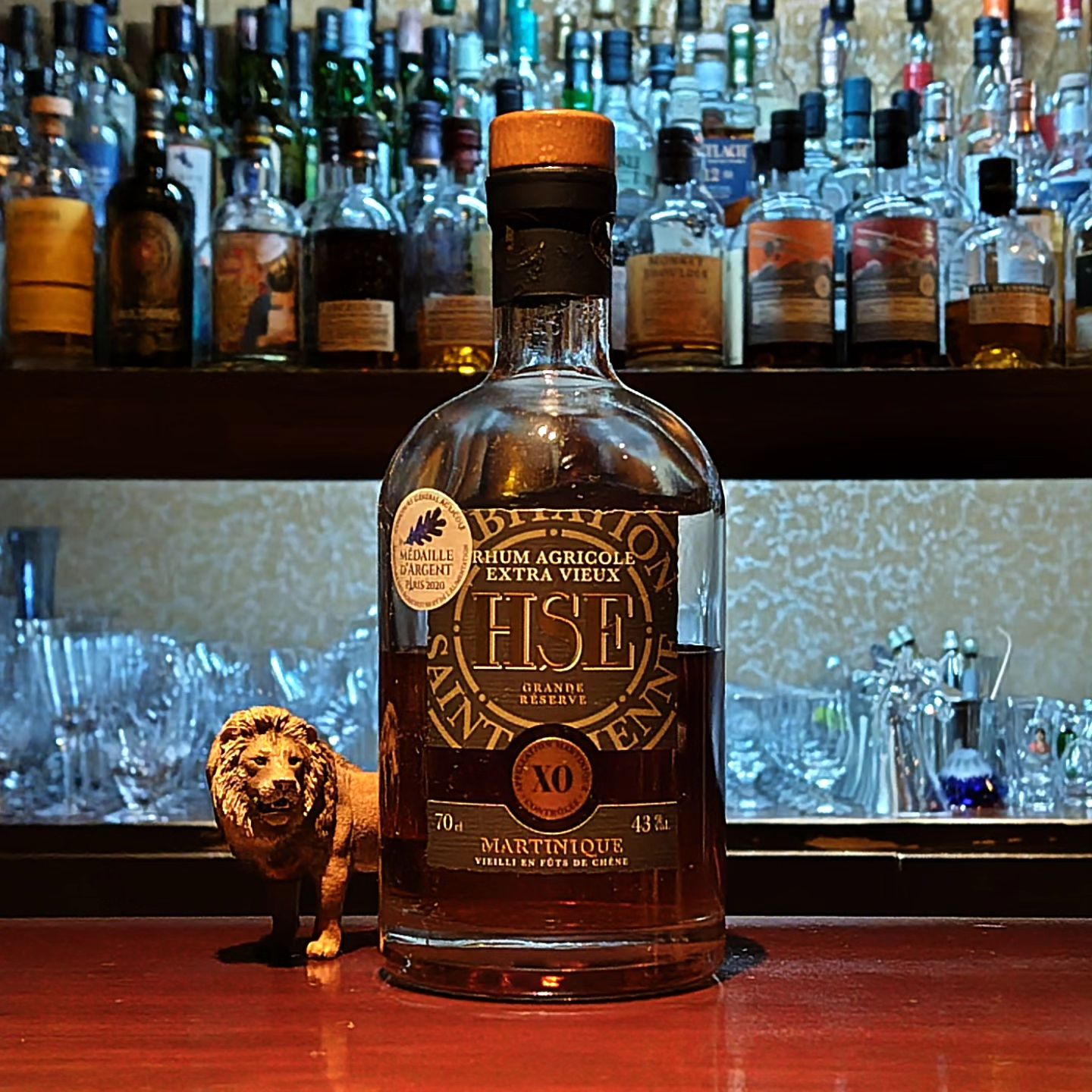 サンテティエンヌXO　（マルティニーク・ラム） SAINT-ETIENNE XO Rhum Agricole Martinique  カリブ海に浮かぶフランスの海外県「マルティニーク」で造られるアグリコール・ラムの長期熟成モノ。  アグリコール・ラムとはサトウキビの絞り汁からそのまま造られたラムで、力強いコクと味わいがありますね。  こちらのボトリングは1960年蒸溜のヴィンテージ物から10年物までの貴重な原酒をブレンドした贅沢な一品。熟成した樽はバーボン樽とシェリー樽を使用しています。 ...