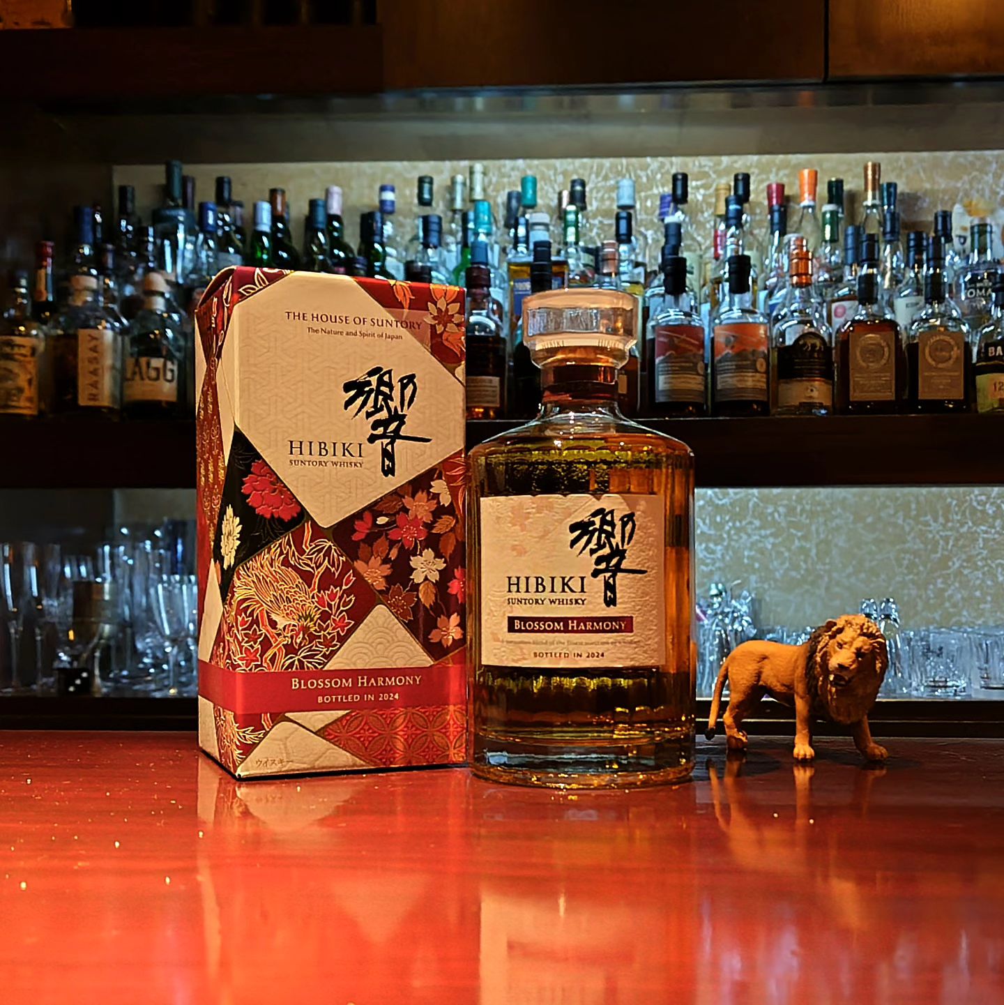 サントリー響ブロッサムハーモニー2024 Suntory HIBIKI Blossom Harmony 2024  今年も出ました、響の限定品「ブロッサムハーモニー」です。  こちらは桜樽で熟成したグレーン原酒をアクセントにブレンドした華やかで美しく調和のとれた美しい味わいのウィスキーです。  大切な人とのひと時や、ご自身へのご褒美にどうでしょうか。  
