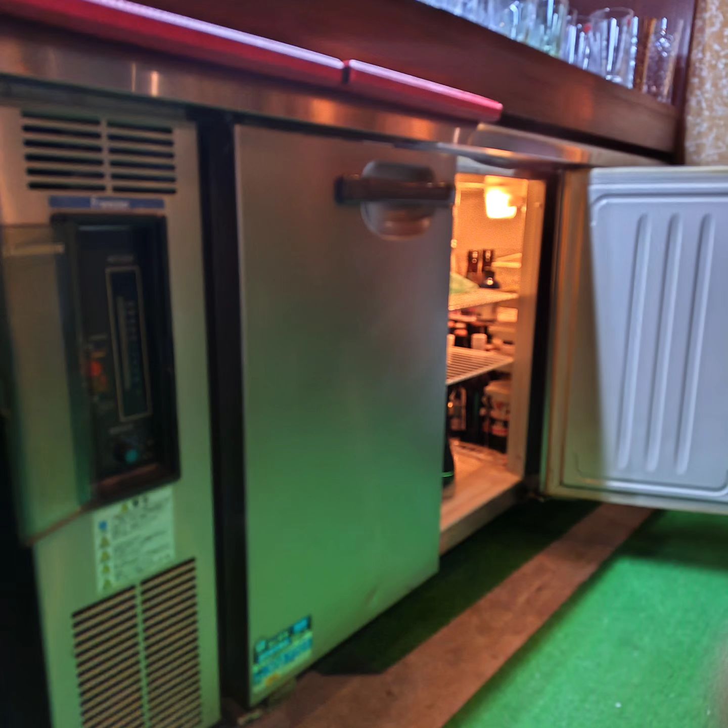 関係者にご連絡です。  メインのコールドテーブルが故障しました。 しばらくは冷やしもの（ビール・ワインなど）を厳選して営業いたします。 前もってオーダー頂ければ冷やしておきますので、よろしくお願いします。  