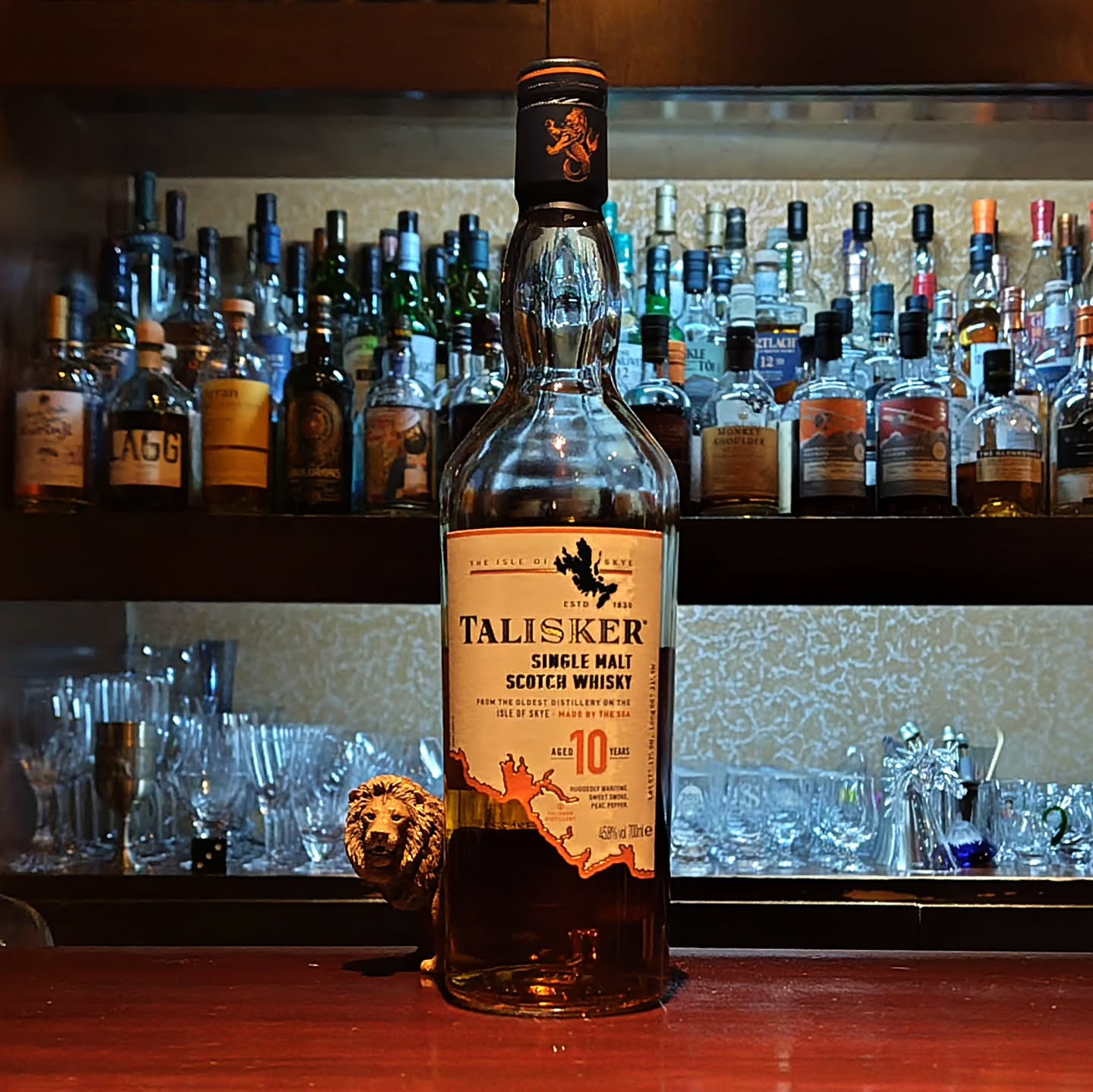 タリスカー10年 TALISKER 10y  モルト飲みなら誰もが一度は通る定番ながらビッグなシングルモルトです。  ジョニー・ウォーカーの原酒としても知られ、ディアジオの「クラシックモルト」シリーズの一つでもあります。  ちなみに、昔はオフィシャル8年ものがリリースされていましたが、件の「クラシックモルト」が発表された1988年にリリースされたのがこのオフィシャル10年です。  私（ダンディマスター）もバーテンダーの世界に飛び込んだ時から共に歩んできたモルトです。余談ですが…。  煙るよ...