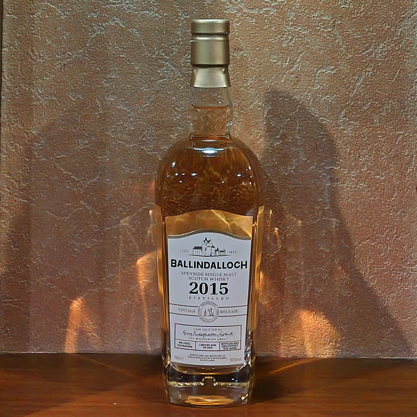 キタ!  バリンダルロッホ　ヴィンテージリリース2015 BALLINDALLOCH Vintage Release 2015  先日のセミナーにて試飲した娘が入荷いたしました。 1stフィルのバーボンバレル原酒とリフィルバーボンバレル原酒が半々のヴァッティングです。  ゆっくりとしたウォッシュの造りと短めのミドルカットから生まれた優雅で品質の高いモルトです。 特筆すべきはその全ての原料が蒸溜所オーナーが所有するエステート敷地内で作られている事です。 もっと言いたい事はたくさんありますので...