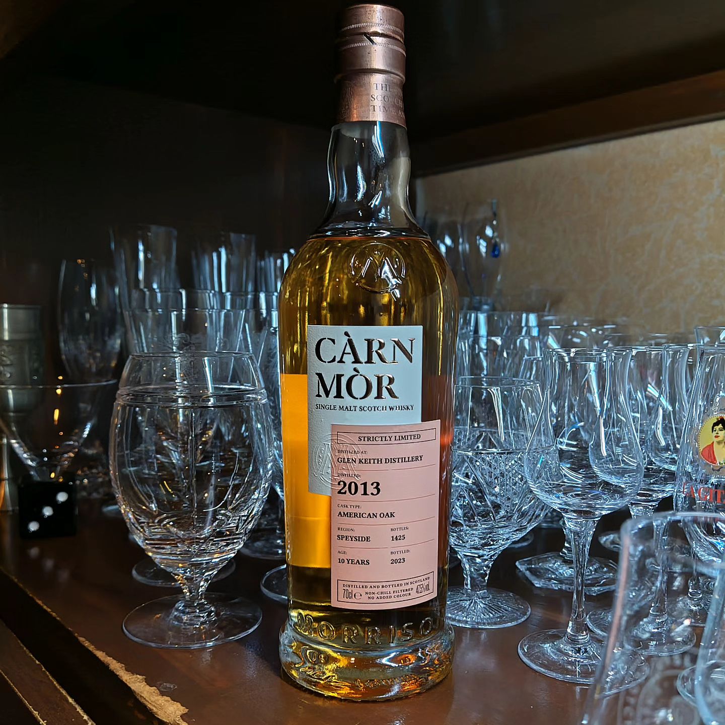 カーンモア「グレンキース2013　10年」 Carn Mor GlenKeith 2013 10y  スペイサイド、キース地区の蒸溜所。ストラスアイラの第2蒸溜所と言ったほうが有名ですかね？  設立当初から3回蒸留を取り入れるなど、革新的かつ実験的な要素が多い蒸留所でもあります。 1999年に生産中止をしてから長らく閉鎖されていましたが、2013 年に生産再開となっています。  昔から変わらず入手が困難な蒸溜所のモルトです。 気になる方はぜひ飲んでみてください。  