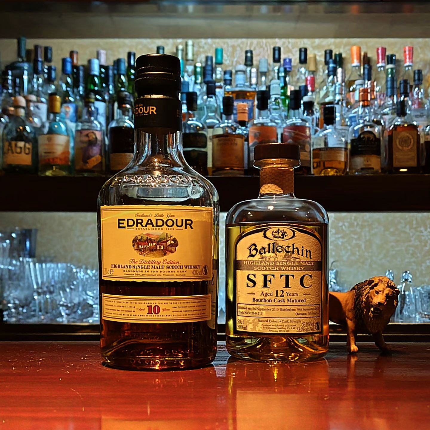 エドラダワー10年／バレヒン12年SFTCバーボンカスク EDRADOUR 10y／Ballechin 12y Straight From The Cask  モルト飲みなら一度は通るハイランドの極小蒸溜所のモルト達です。 最近はスチルも増設され、以前よりは安定供給を期待したい蒸溜所ですね。  写真左はスタンダードの10年オフィシャルです。 まったりとした甘さとクリーム感、トフィーの香りが特徴的ですね。  そして写真右は同蒸溜所のピーテッドモルトの限定品です。 バーボンカスク2樽からのボト...