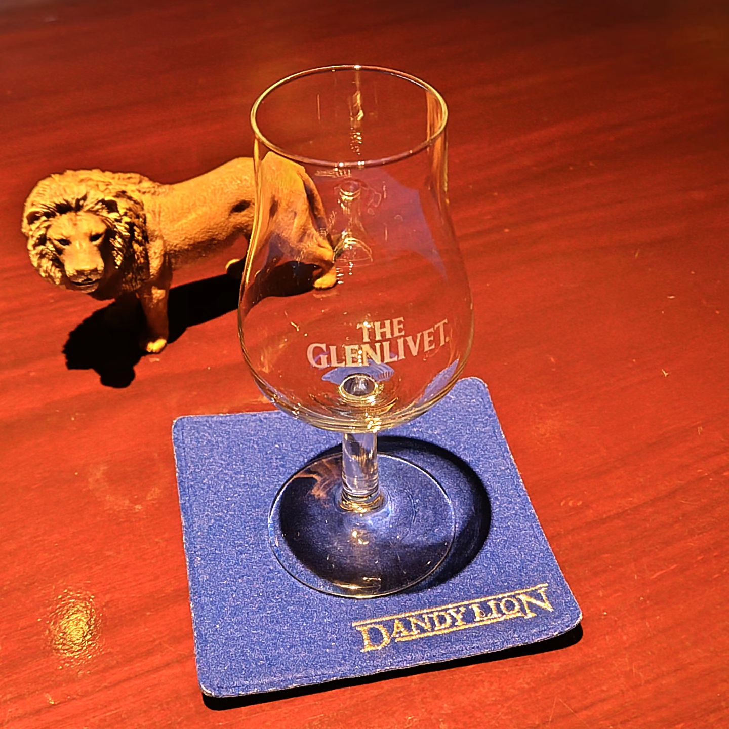 DANDYLION BAR　グラスコレクション  ウィスキー・スニフター「ザ・グレンリヴェット」 Whisky Snifter The Glenlivet  モルトウイスキーをストレートで飲む時に使用する、いわゆるスニフターグラスです。  こちらはグレンリヴェットのロゴ入りで、1990年代にグレンリヴェット蒸溜所に訪問した際に購入したものです。（だと思いますが、記憶が定かではないです…）  今となってはこのシェイプのグラスはあまり見かけないので、貴重なストックですね。  私（ダンディマスタ...