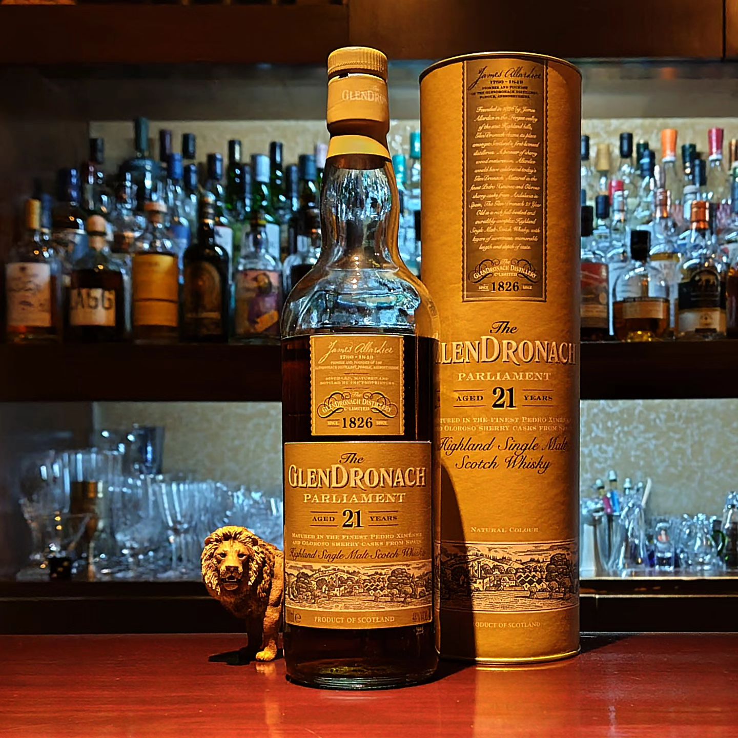 グレンドロナック21年パーラメント GLENDRONACH 21y PARLIAMENT  スコットランド、ハイランドのハントリーという町から車で15分ほどに位置するシェリー樽熟成で有名な蒸溜所の長熟シングルモルトです。  1996年から2002年まで創業を停止、2016年に現在のオーナー（ブラウンフォーマン社）に買収されてます。  現在はほぼノンピートのみの仕込みですが、こちらの21年はまだピーテッドモルトを仕込んでいた頃の原酒も少量含まれていると思われますが、その味は確認できるかな？ ...