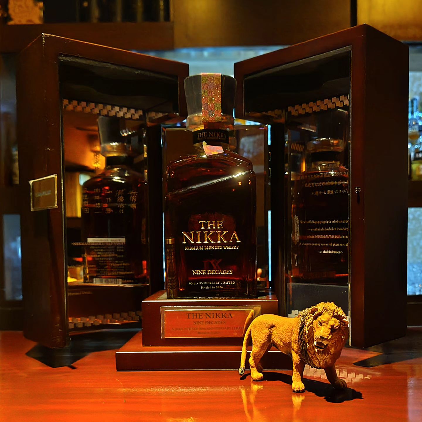 ザ・ニッカ　ナインディケイズ THE NIKKA NINE DECADES  ニッカウヰスキー創業90周年記念の限定ボトルです。  1940年代から現代まで、ニッカが所有する6つの蒸溜所・工場から50種類以上の多種多様な原酒を厳選してブレンドした、ニッカウヰスキーが送る最高のブレンデッド・ウィスキーです。  