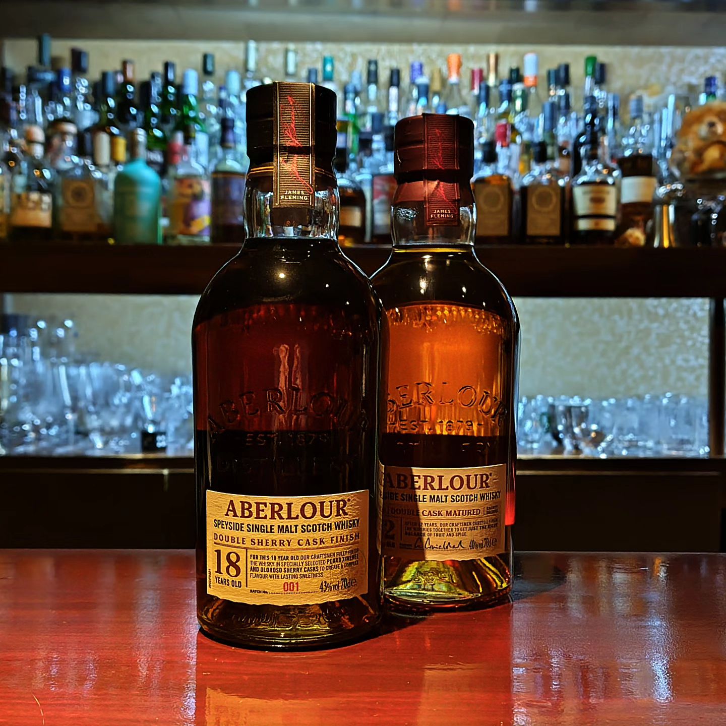 アベラワー18年/12年 Aberlour 18y/12y  スコットランド、スペイサイドを代表する銘柄の一つと言っても過言ではない蒸溜所、アベラワーのオフィシャルボトリングです。  日本初登場となる18年ダブル・シェリーカスク・フィニッシュと、シェリー樽とバーボン樽のバランスを捉えた12年とが新入荷です。  蒸留所が位置するのはスペイサイドのちょうど真ん中らへんで、同地を訪問した人なら何度も通る道すがらに建ってます。  味わいは華やかでエレガント、フルーティで甘い美しい味わいのモルトとな...