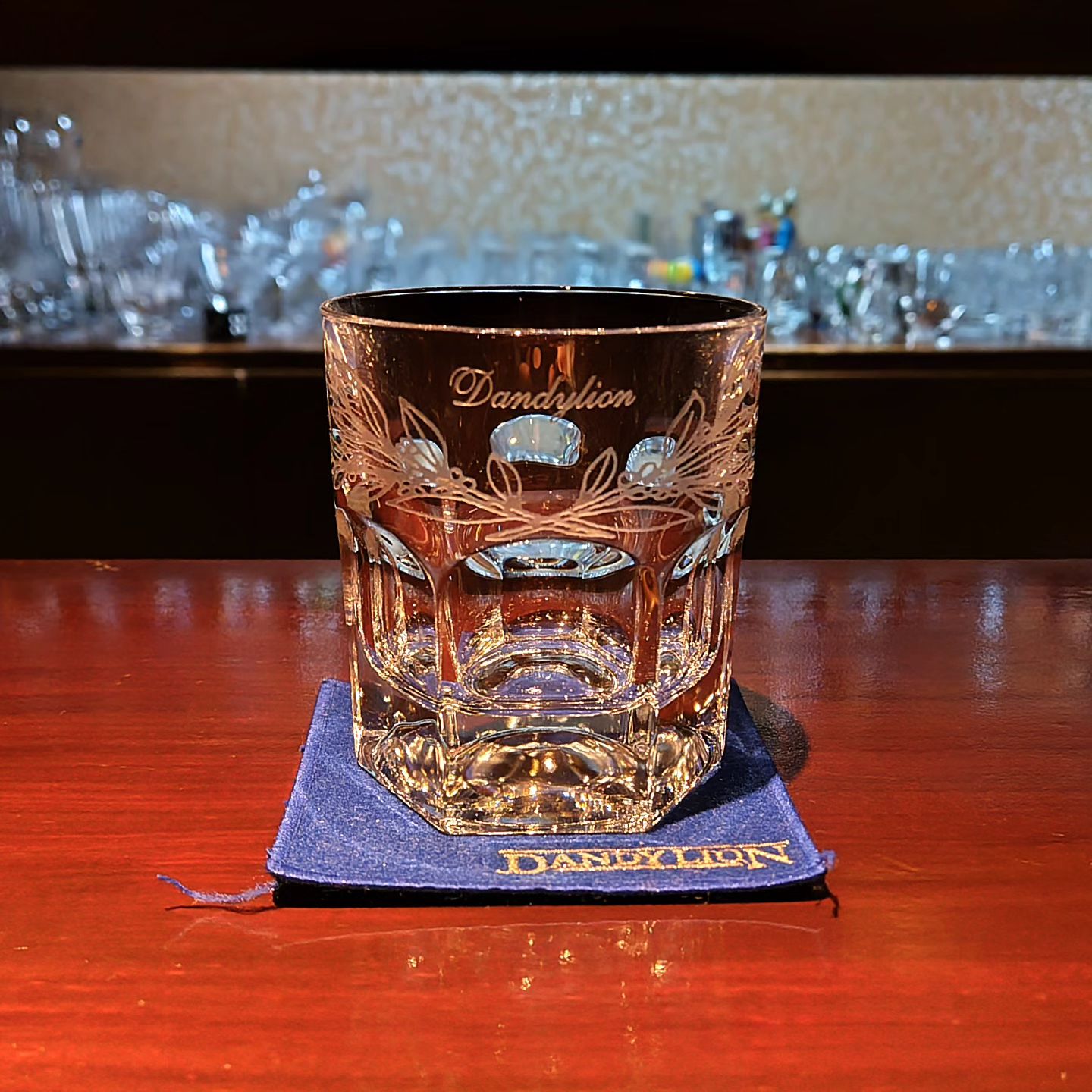 DANDYLION BAR　グラスコレクション  ドイツ製のカットグラス　Dandylionのネーム入り  記憶が定かではないですが、20年近く前に某デパートで購入したドイツ切子のメーカーのロックグラスです。（メーカー名もシリーズ名も忘れました） もちろん、もう廃盤です。  同じシリーズで色被せがあったのですが、ダンディライオンでは基本的に透明なグラスしか使わないので、透明×切子×エッチング＋名入りで作ったモノです。  最初は2種類4脚あったのですが、この子が最後の生き残りですね。諸行無常...