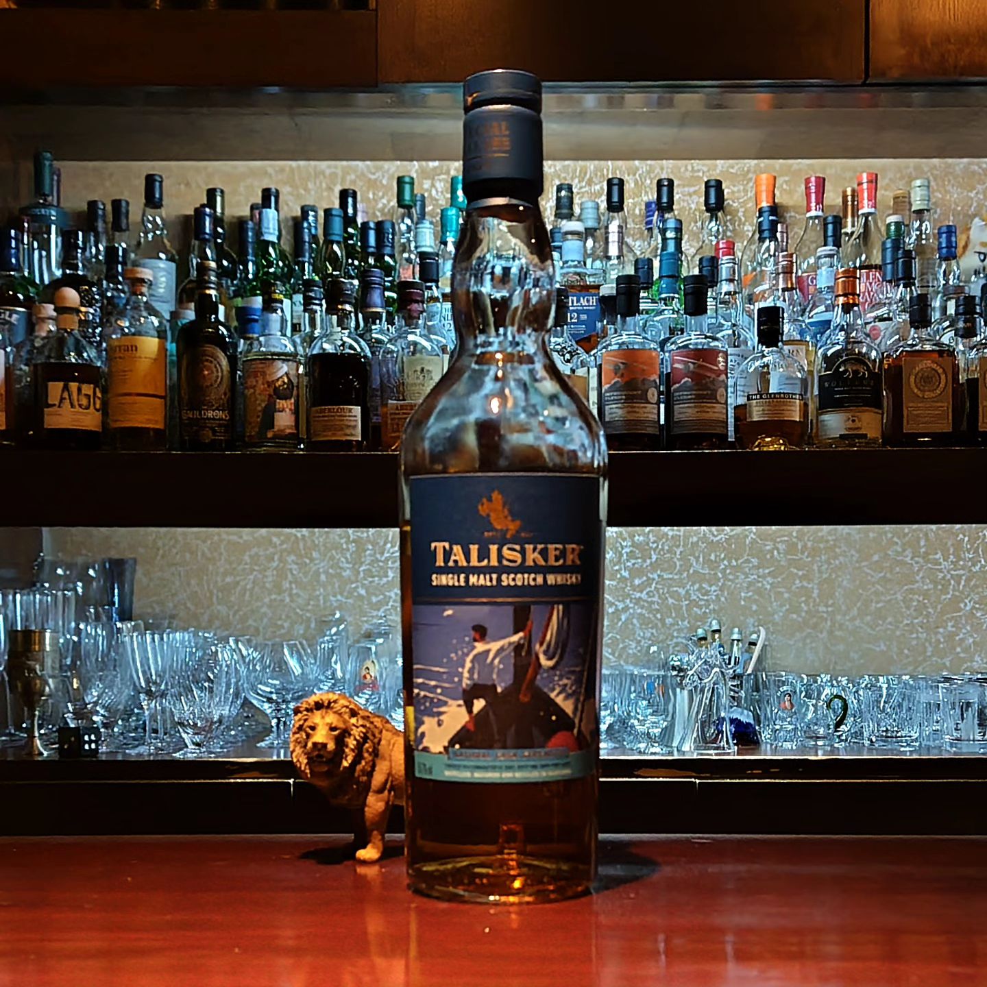タリスカー　ワイルド・エクスプロラドル Talisker The Wild Explorador  ディアジオ・スペシャルリリースの一本で、タリスカーの希少な熟成原酒をルビー、ホワイト、ダウニーの3種類のポートワイン樽で追熟した限定品です。  大航海時代のポルトガルの船乗りをイメージしたラベルデザインもイイですね。  トップに漂うピートの香りは控えめですが、口に含むとよりスモーキーに変わります。干しブドウと潮風とスパイスのマリアージュを楽しんでみてください。  