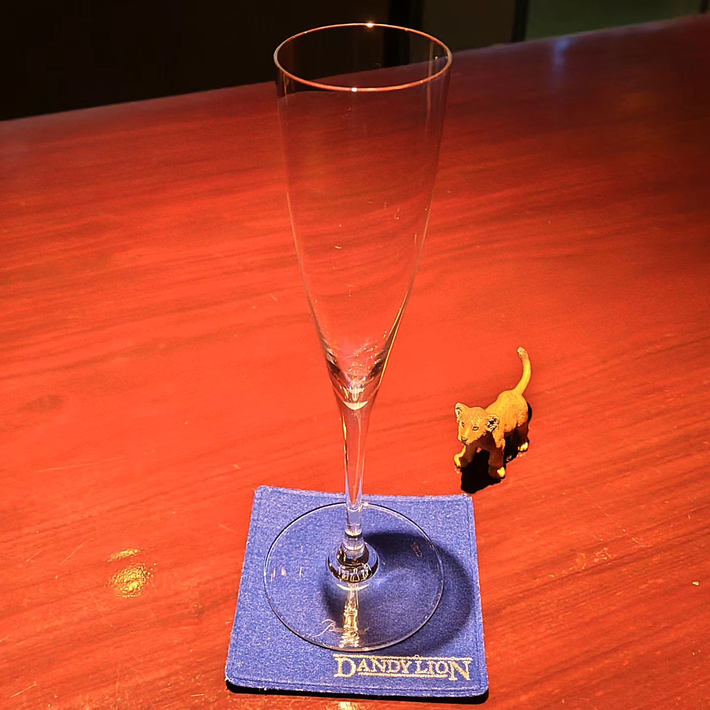 DANDYLION BAR　グラスコレクション  「Baccarat Dom Perignon Champagne Glass」 バカラ　ドン・ペリニョン　シャンパン・フルート  シャンパンの発明者と言われている修道僧ドン・ペリニョンの名前を冠したグラスです。  ボウルからステムにかけて継ぎ目がなく作られた、シンプルながら飽きのこないデザインで、グラスの底から細かい気泡が美しく立ち上がる様は見た目にも美味しくシャンパンを演出してくれます。  暑い夏の夕暮れにキリッと冷やしたシャンパンを注い...