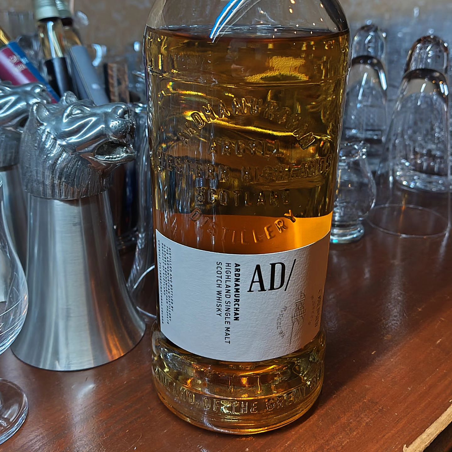 アードナムルッカン　シングルモルト ARDNAMURCHAN Single Malt  スコットランド、マル島の北にあるアードナムルッカン半島に2014年に新しく建設された蒸溜所のモルトウイスキー。 オーナーは独立系ボトラーとして名高いアデルフィ社です。  原酒は2015年と2016年に蒸溜されたピーテッドモルトとノンピートモルトを半々ずつ、熟成はバーボン樽65％、シェリー樽35％と、バランスの良い味の構成です。 軽めのピートスモークとオレンジピール、ほんのり潮の香りでハチミツのような甘さ...