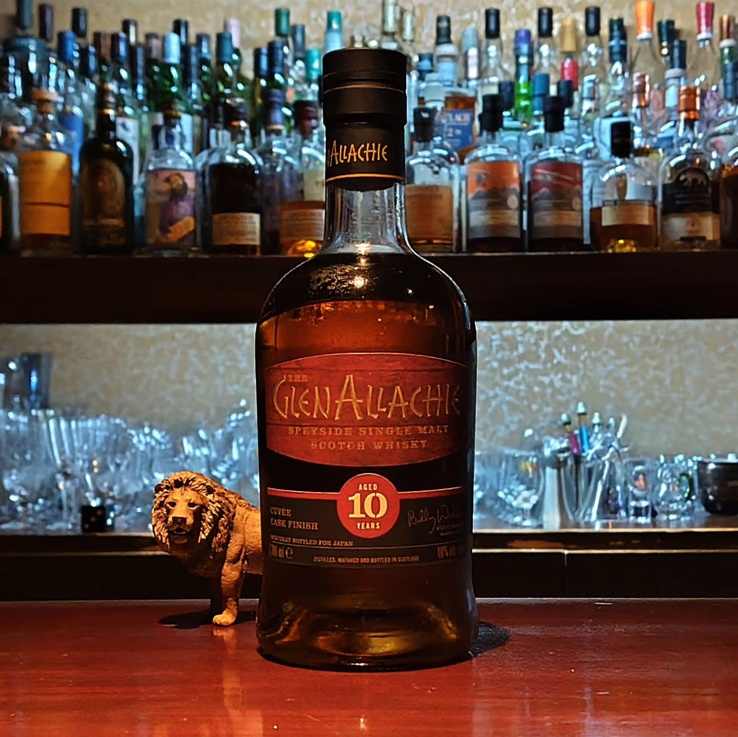 グレンアラヒー10年　キュヴェカスクフィニッシュ GLENALLACHIE 10y CUVEE CASK FINISH Specially bottled for JAPAN  バーボン樽で熟成させた原酒をオロロソシェリー、P.X.シェリー、マルサラワイン、トスカーナレットワイン、ヴァージンオークの5つの樽でそれぞれフィニッシュをかけ、絶妙の割合でブレンドした日本限定のボトリングです。  シングルモルトでありながら、オーケストラのように重なる香りと味わいは豊かで唯一無二の一杯です。  
