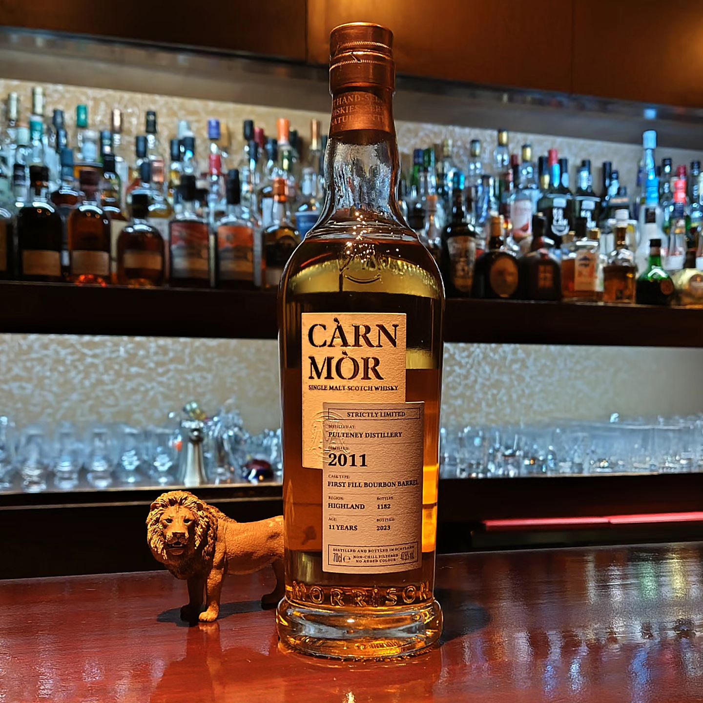 カーンモア「プルトニー2011　11年」 Carn Mor PULTENEY 2011-2023 12y  スコットランド、ハイランド地方北部にある北海に面した町ウィックにある変わり種の蒸溜所。 宇宙船のような独特の形をしたポットスチル、更にネックは途中で切られたT字シェイプをしています。  海に面した蒸留所らしく海の香りと武骨な味わいは隠れファンも多いハズ。 最近の流行りに反してバーボンバレル100%なのも良いですね。  1人で静かに飲みたい時にゼヒ!  