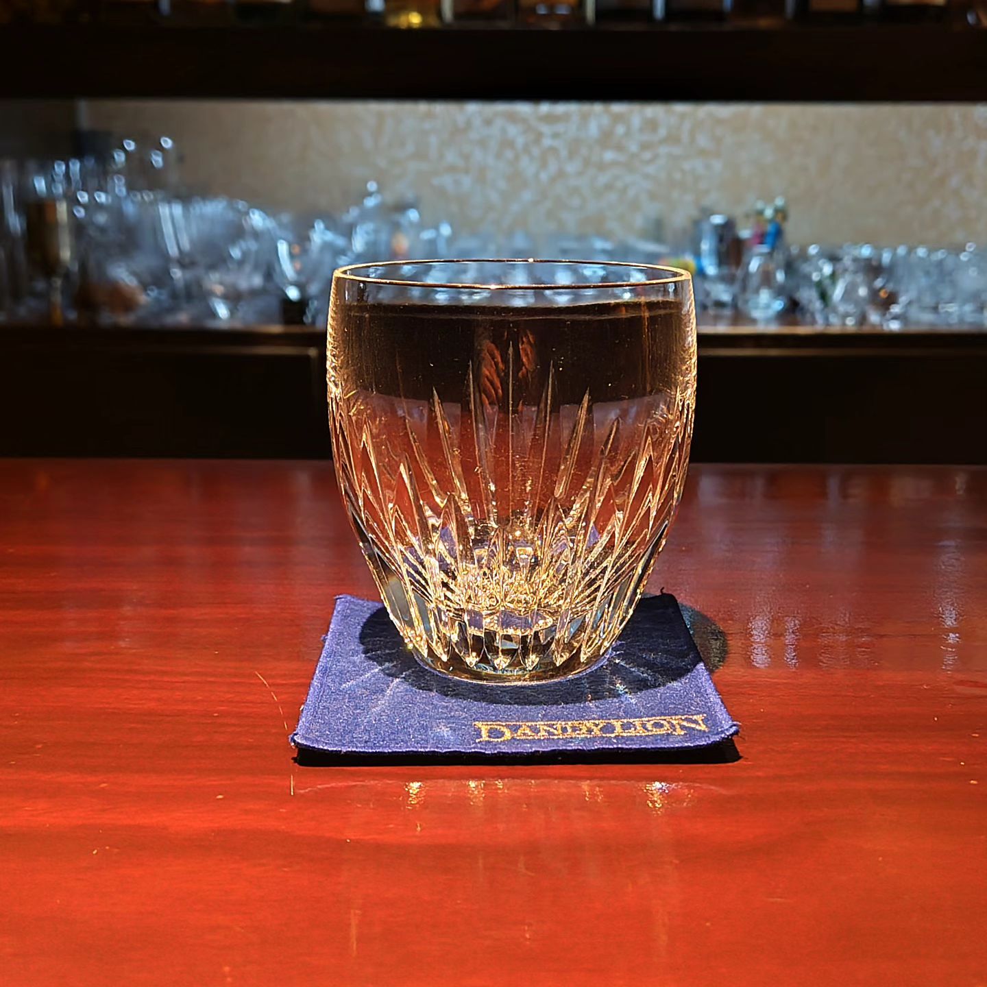 DANDYLION BAR　グラスコレクション  「MASSENA（マッセナ）」フランス・バカラ社製1980年製造開始  公式ホームページではタンブラーとなっていますが、まあロックグラスですね。 こちらも丸い氷が映えるグラスなので重宝しています。  当店にある物はかなり前に購入したのでクリスタル（鉛）の含有量が多く、指先を濡らしてリムを撫でると高く澄んだ金属音が響きます。  ちょっと高級なブランデーやカルバドスをロックで飲むときにどうぞ。  