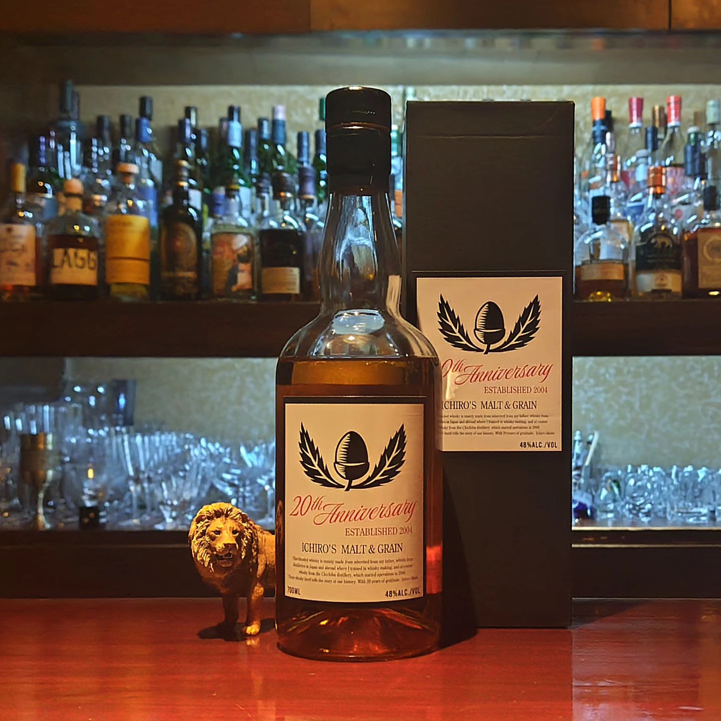 イチローズ・モルト&グレーン　20thアニバーサリー・エディション ICHIRO'S MALT & GRAIN 20th Anniversary  ベンチャーウィスキー社の創立20年を記念して作られた限定品。 秩父蒸溜所のモルト原酒をキーに、創業以来同社が懇意にしている国内外の蒸溜所の原酒や羽生原酒等を丁寧にブレンドしたブレンデッドウイスキーです。  入荷が少なかったので、早いもの勝ちになってしまいます。気になる方はお早めにどうぞ。  