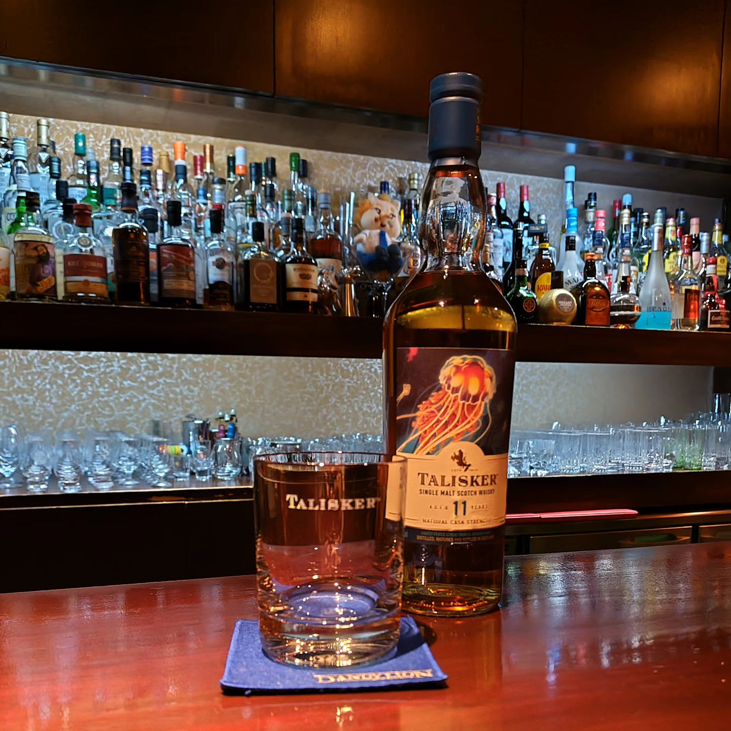 ディアジオ・スペシャルリリース2022-2023「タリスカー11年」 Diageo Special Release 2022-2023 Talisker 11years  ディアジオ社が自社の膨大なストックの中から特別に選びだした希少な原酒をボトリングしたシリーズです。 テーマは「語られざる伝説　第二章」なんのこっちゃ（笑） いちおう、嵐の日に強烈な光で海を照らした幻想的な生物とされています。  1stフィルのアメリカンオーク樽とリフィルカスク、ワインシーズニング樽のヴァッテドです。もちろ...