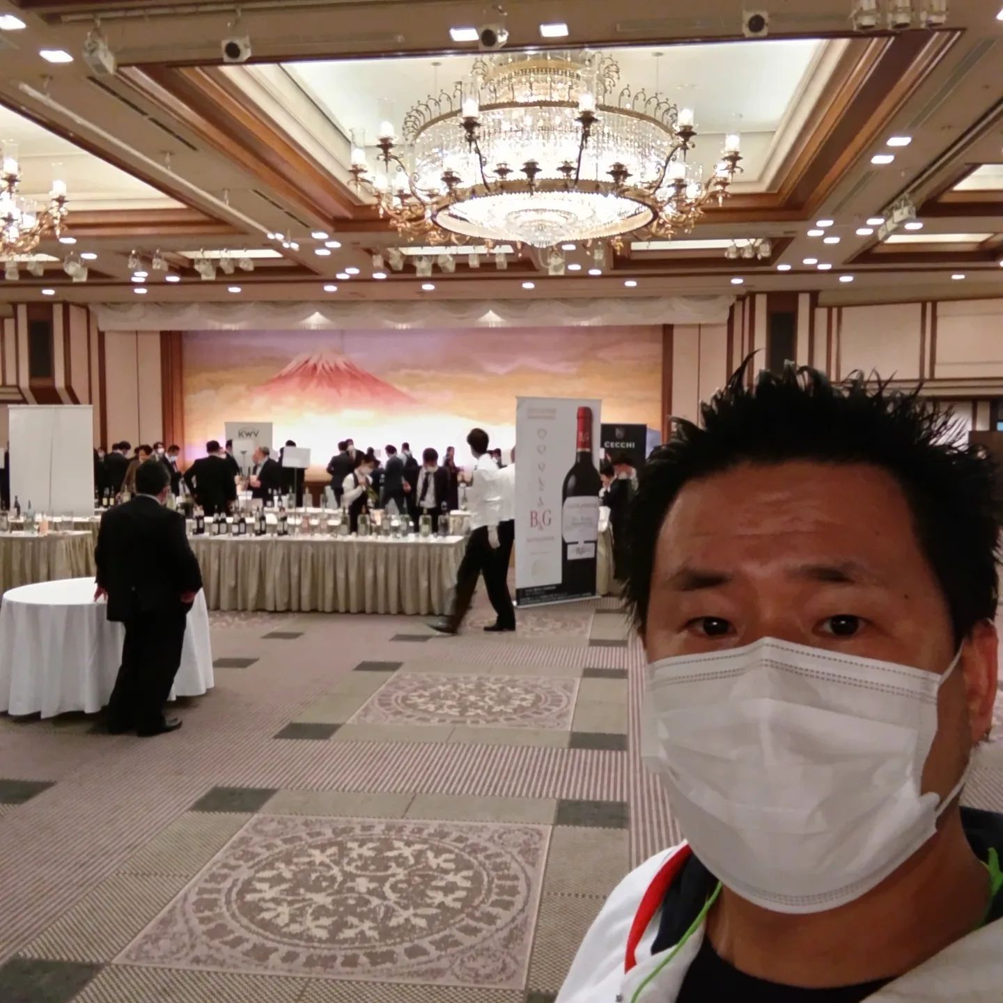 久々の試飲会で華の都大東京に来ちまいました。お久しぶりの帝国ホテルなう。  ワインを中心に味を見ましたが、やはりティスティングは数をこなさないとダメですね〜。（思ったよりも時間がかかった上に、全部飲んでないです）  完全時間制の予約制でしたが、なんとなくコロナ前の活気を感じた今日この頃でした。  
