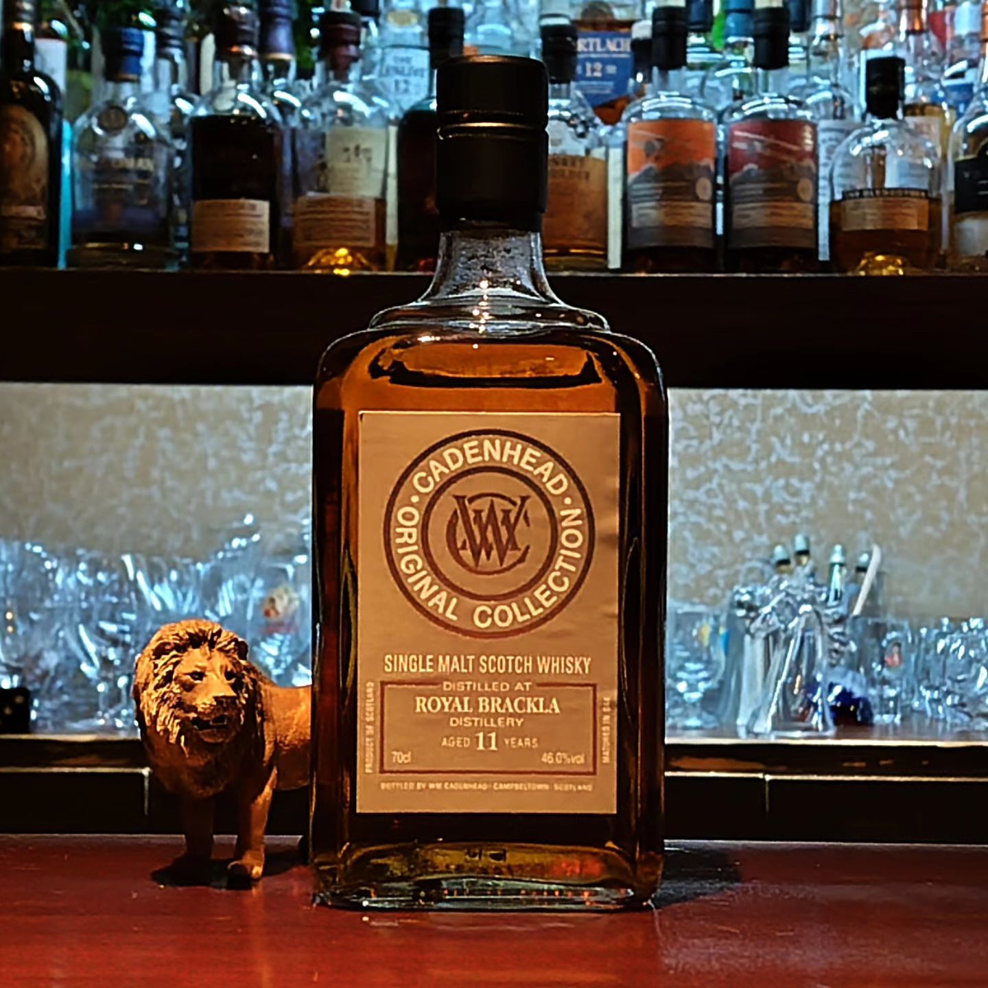 ケイデンヘッド　ロイヤル・ブラックラ11年 Cadenhead ROYAL BRACKLA 11y  北ハイランド、ネアンの街近郊の蒸溜所「ロイヤル・ブラックラ」のボトラーズ物です。  この蒸溜所は歴史も古く、設立当初から高い評価を受けていたようで、英国王室御用達を初めて賜ったウィスキーとしても有名です。  かの「アッシャーズ　オールド・ヴァッテド・グレンリヴェット」にもブレンドされていたという記録もある由緒正しい銘酒ですね。  こちらのボトリングはフィノ・シェリーカスク・フィニッシュとち...