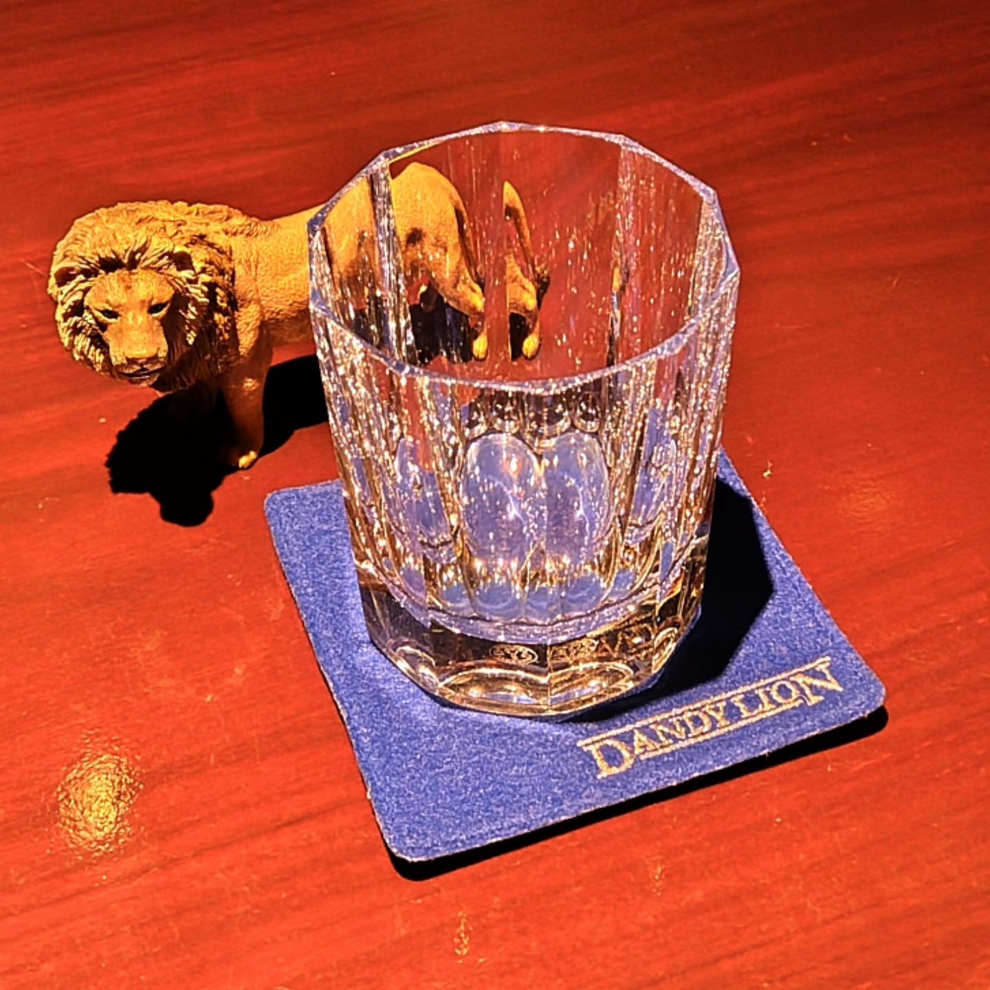 DANDYLION BAR　グラスコレクション  バカラ　モナコ　オールドファッションド・グラス Baccarat Monaco Oldfashioned  フランスの老舗クリスタルガラス・メーカー、バカラ社製のロックガラスです。  20年ほど前に購入した記憶がありますが、時期は曖昧です。もちろんこのデザインはもう廃盤となってますね。 （市場在庫では結構な値段になっててビックリしましたが、当時はそんなに高くなく、リーズナブルだった記憶があります）  グラスの径が少し小さいので、ロックで飲む...