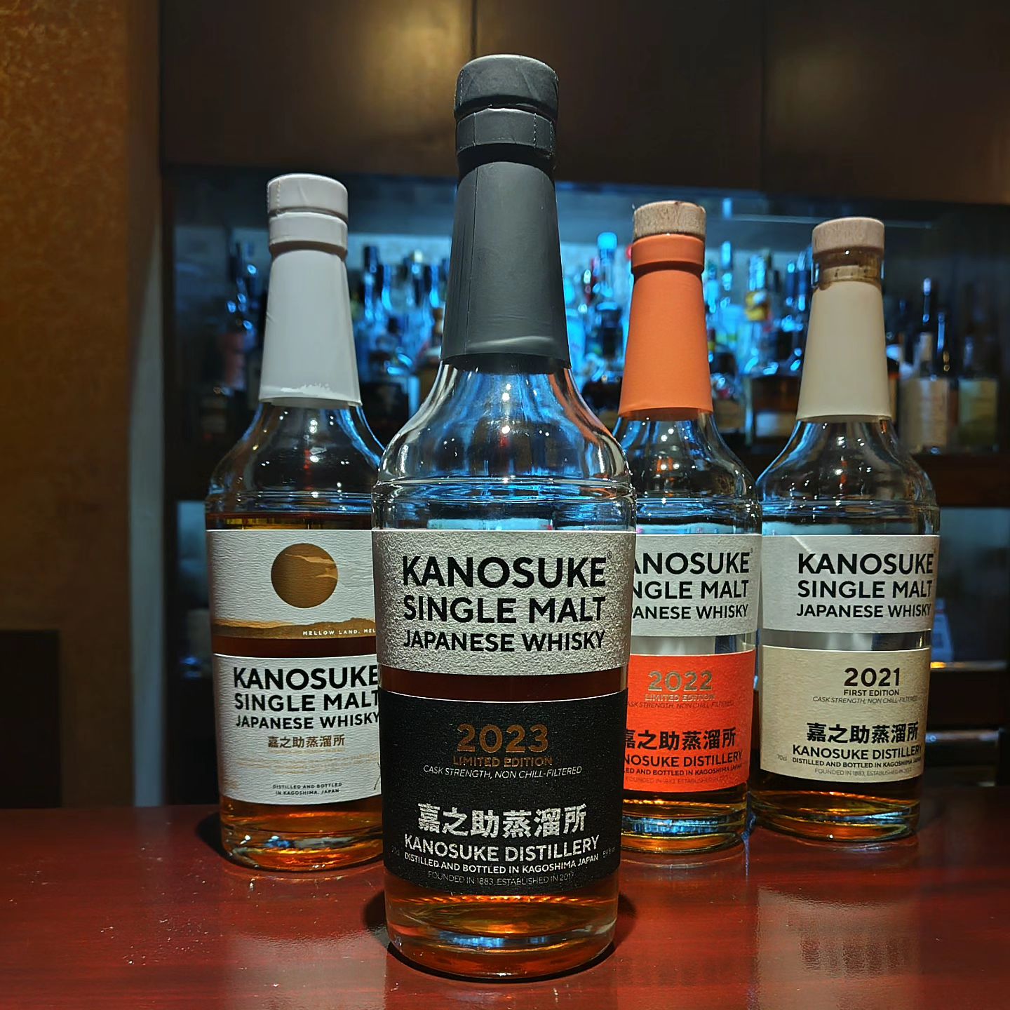 嘉之助蒸溜所シングルモルトシリーズ KANOSUKE Single Malt  リミテッドエディション2023が封開けされました。今ならショット売りしてますよ。 ピーテッド原酒を中心に作られた今までと一味違う嘉之助さんです。 ビンテージ毎に飲み比べもできますよ〜。  