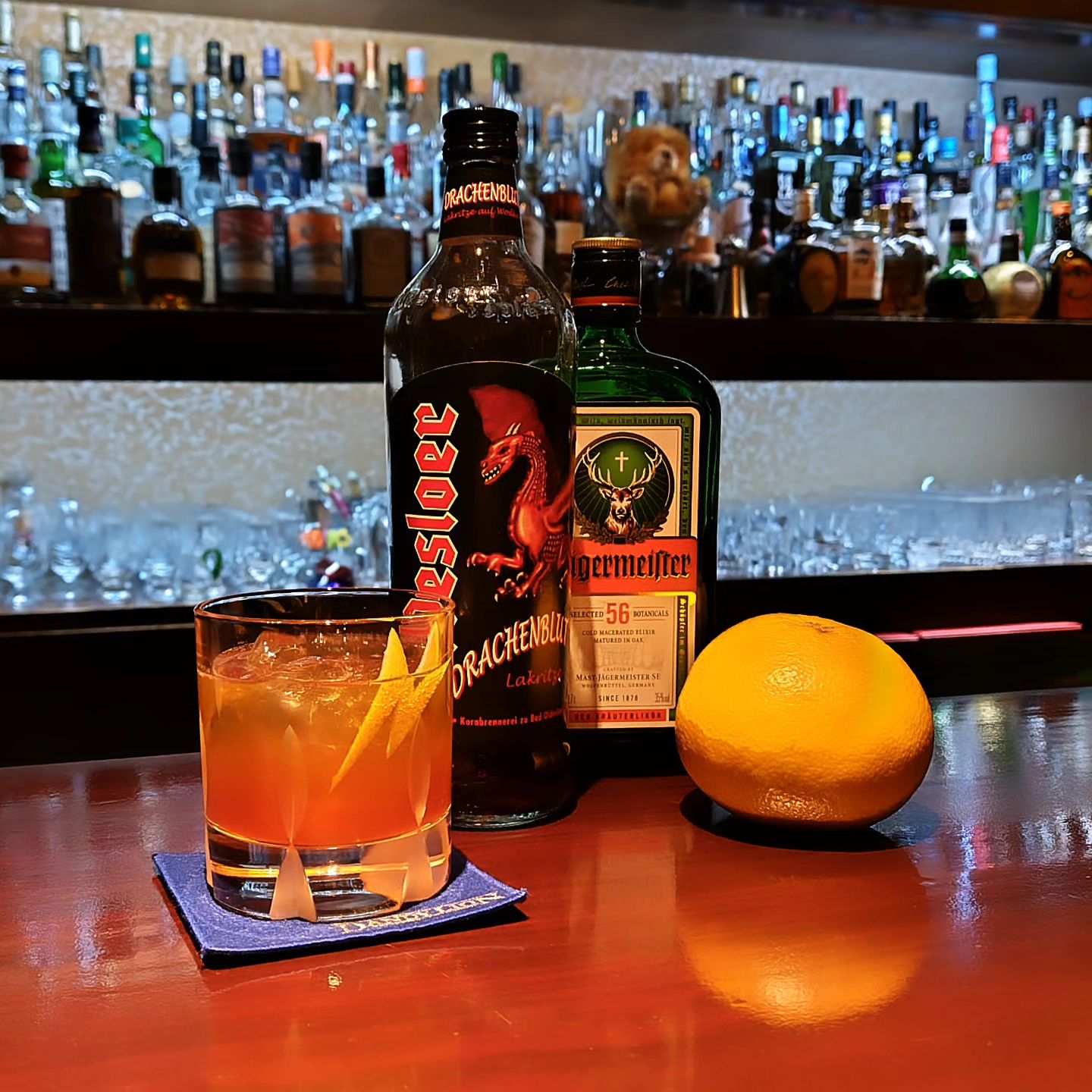 今週のオリジナルカクテル「ドラゴン・エンジン」 DANDYLION's Original Cocktail <Dragon Engine>  あの世界で2番目に不味いと評判の（あくまで噂です）リキュール「ドラッフェンブルート（ドラゴンの血の意味）」を使った意欲的（笑）なカクテル。  味に関しては飲んでいただきたいのでコメントしませんが、ハーブ系カクテルやソルティドッグが好きな人にオススメです。  