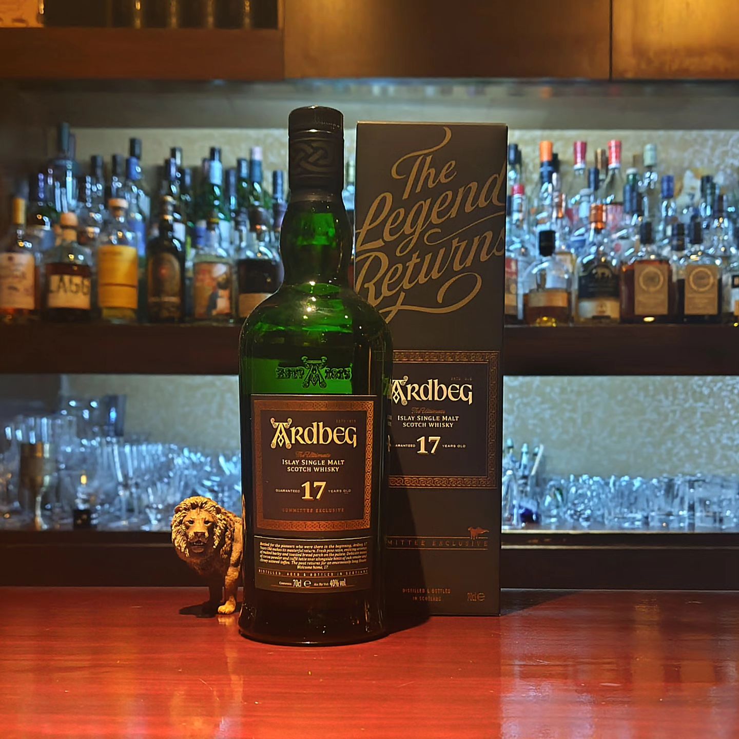 復活のアードベッグ17年 Ardbeg 17y The Legend Returns  約20年前に終売となった17年オフィシャルが復活しました！ アードベッグ蒸溜所が1997年に操業を再開して以来の再リリースです。  このボトリングではかつての味わいを再現し、控えめなピートフレーバーと優しくエレガントな仕上がりが特徴ですかね。  限定入荷のため、売り切れ御免なモルトウイスキーです。気になる方はお早めにお声がけを。  