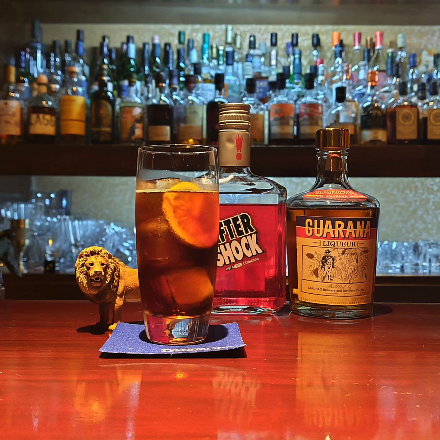 オリジナルカクテル「ブラックバロン」 Original Cocktail Black Baron  ガラナ・リキュールの「バロン」をメインで使用したオリジナルカクテルです。  しつこくない甘さとハーブ、スパイスの香り。ちょっとノスタルジックなオトナの滋養強壮ドリンクです。 お食事やツマミに合わせても、そのままジュース替わりに飲んでもイケますよ。  今日はハッスルしちゃうぞ！って時には是非。  