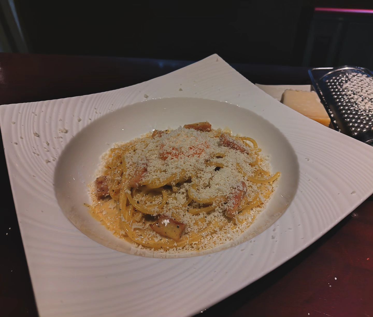 「罪悪感だらけの超濃厚カルボナーラ」  冬なのでたくさん食べて冬眠に備えましょう（冗談） パルミジャーノをこれでもかってぐらいガリガリ削りかけていきます。  当店はお料理にも力を入れています。 ぜひご賞味くださいね。  