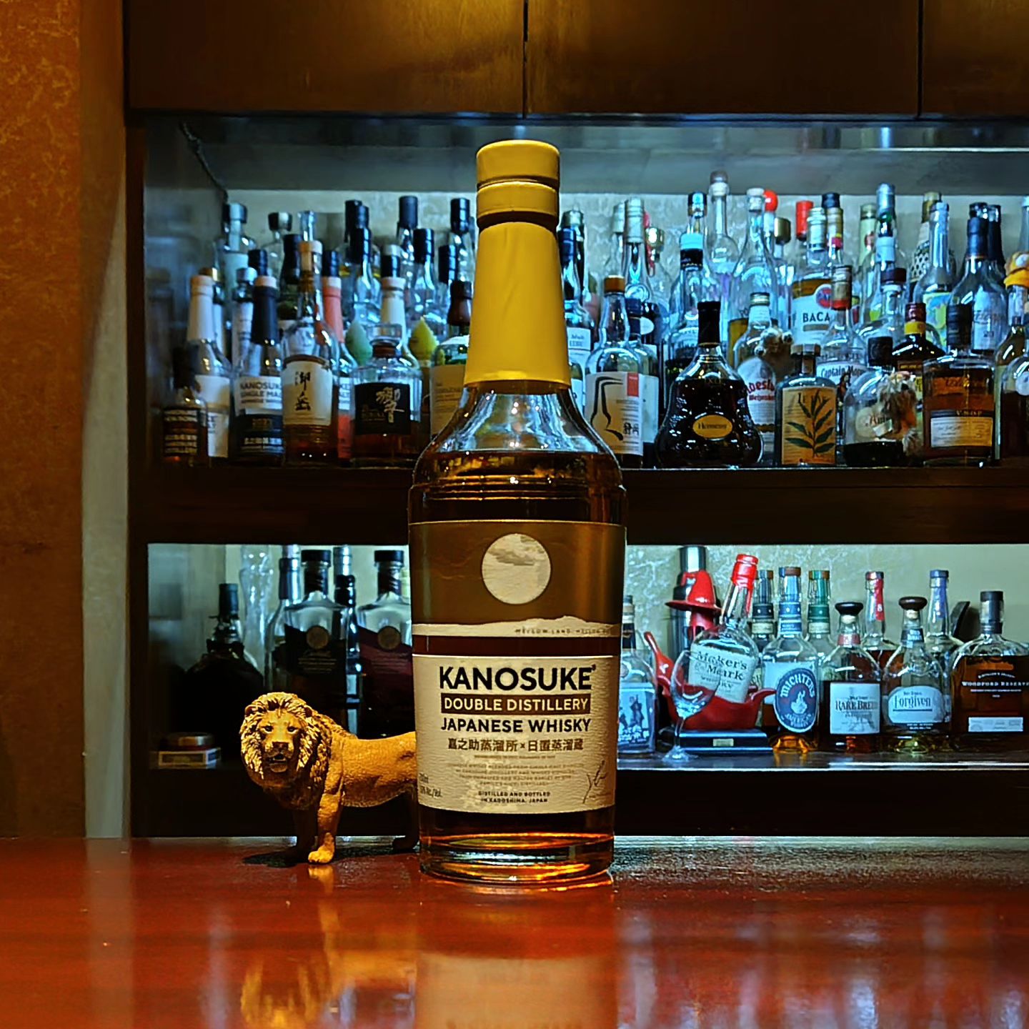 「嘉之助ダブルディスティラリー」 KANOSUKE Double Distillery  嘉之助蒸溜所原酒と日置蒸溜蔵の日置ポットスチル原酒をブレンドしたジャパニーズ・ブレンデッドウイスキーです。  メローコヅル（樽熟成焼酎）のリチャー樽とアメリカン・ホワイトオークの新樽、バーボン樽の熟成を組み合わせた程よい樽熟感とリッチな甘さが光る一本です。 嘉之助フリークは抑えておくべきアイテムです。限定入荷なので、ぜひお早めに。  