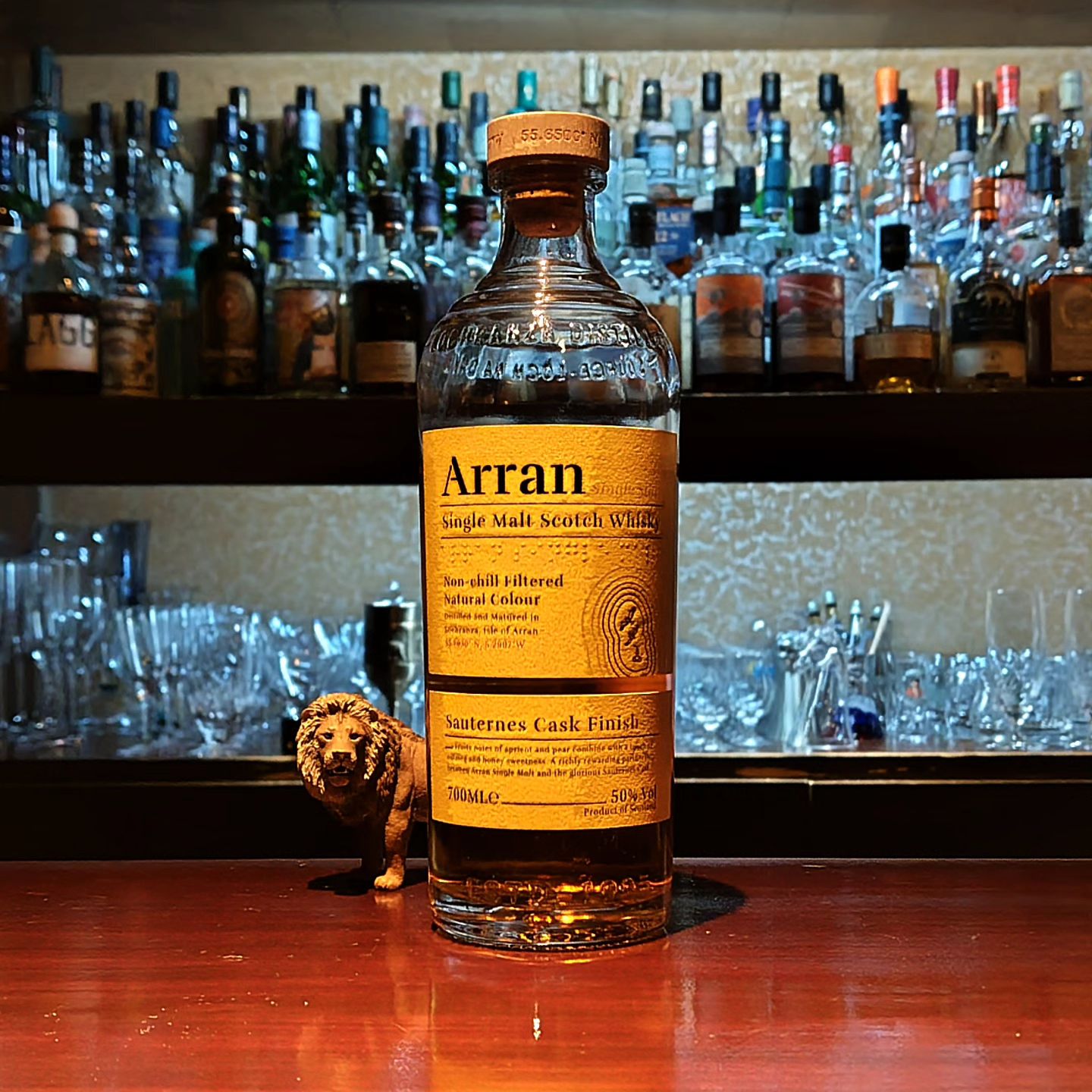アラン　ソーテルヌカスクフィニッシュ Arran Savternes Cask Finish  「アラン」改め「ロックランザ」蒸溜所のノンピート・シングルモルトです。 フランスの極甘口貴腐ワイン「ソーテルヌ」の空き樽でフィニッシュをかけたデザートモルト。  ハチミツやバナナの香りとメロンや葡萄のニュアンス、ほんのりと塩バニラの甘さが後を引きます。 食後の一杯や1日の終わりにいかが？  