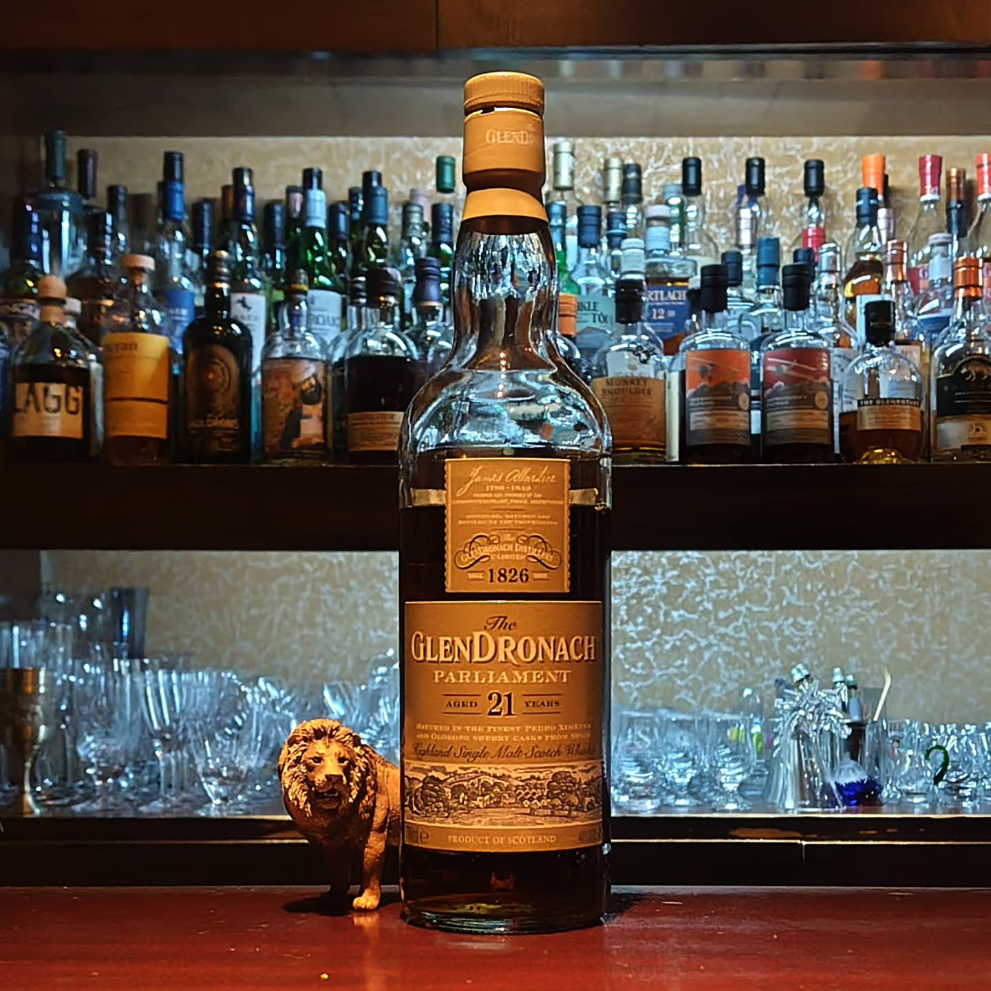 グレンドロナック21年　パーラメント GLENDRONACH 21y PARLIAMENT  シェリー樽熟成にこだわる蒸溜所から送る、フルーティ、エレガント、リッチ、フルボディのハウススタイルを具現化させた至極の一本。  急に寒くなった今日この頃に身体と心を暖める極上モルトはいかがですか？  