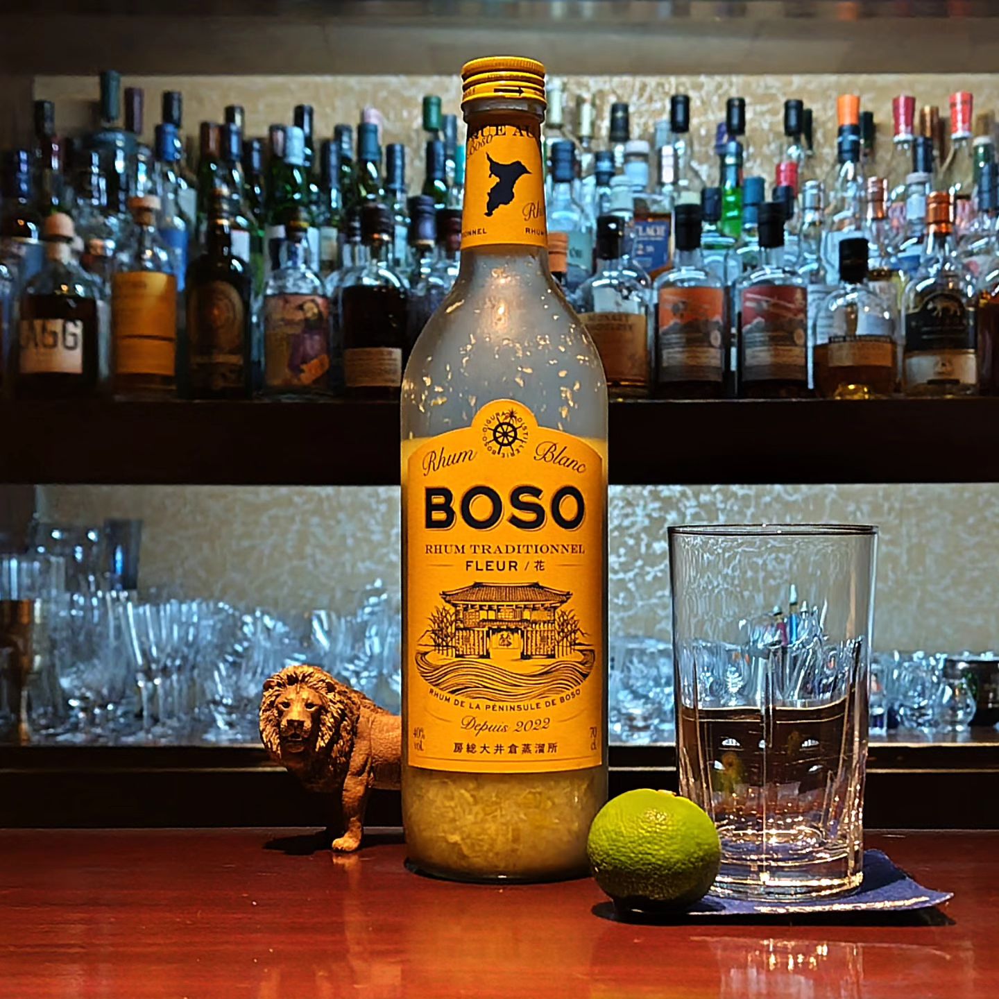 今月のオリジナルカクテル 「BOSOラムのスダチサワー」 Sudachi Sour by BOSO Rhum <Original Cocktail>  千葉県の南房総にある大井倉（おいぐら）蒸溜所のBOSOラム「フルール・ブラン」をベースに徳島産のスダチを贅沢に漬け込んだインフュージョン・ラムをベースにしたスダチサワー。  クラフトラムのしっかりした味わいをスダチの酸味が柔らかく包み込む、この時期だけのオリジナルカクテルです。  プロのバーテンダーが本気で作ったスダチサワー、ぜひご賞味くだ...