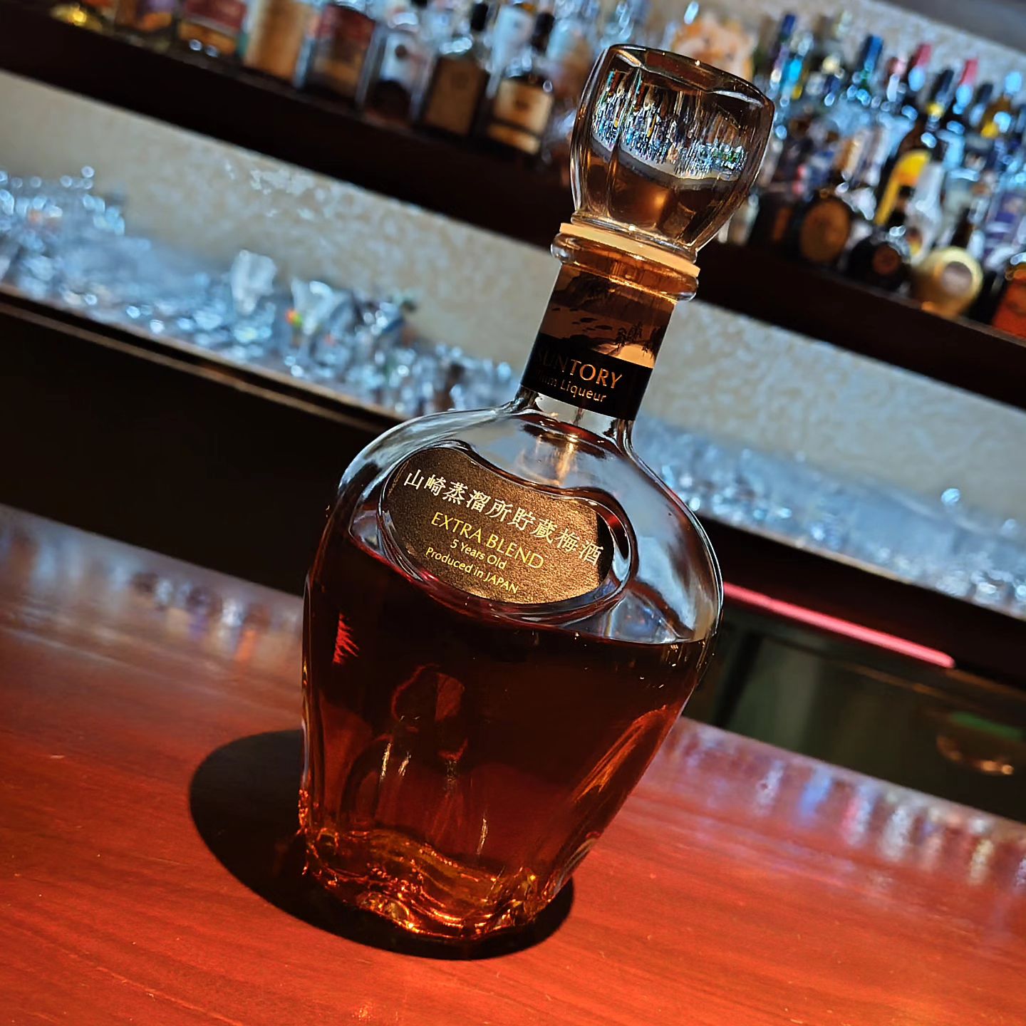 サントリー梅酒「〈山崎蒸溜所貯蔵梅酒〉EXTRA BLEND」 SUNTORY Plum Liquor EXTRA BLEND 5 years old  ウィスキー樽を使って熟成した梅酒に、梅酒樽で熟成させたモルトウィスキー原酒をブレンド。  どっちが鶏でどっちが卵？みたいな？冗談はともかく、とても貴重な原酒を贅沢に使用した特別な梅酒です。  ゆったりと飲みたいときや、モルトウィスキーを飲んだあとの締めにオススメです。  