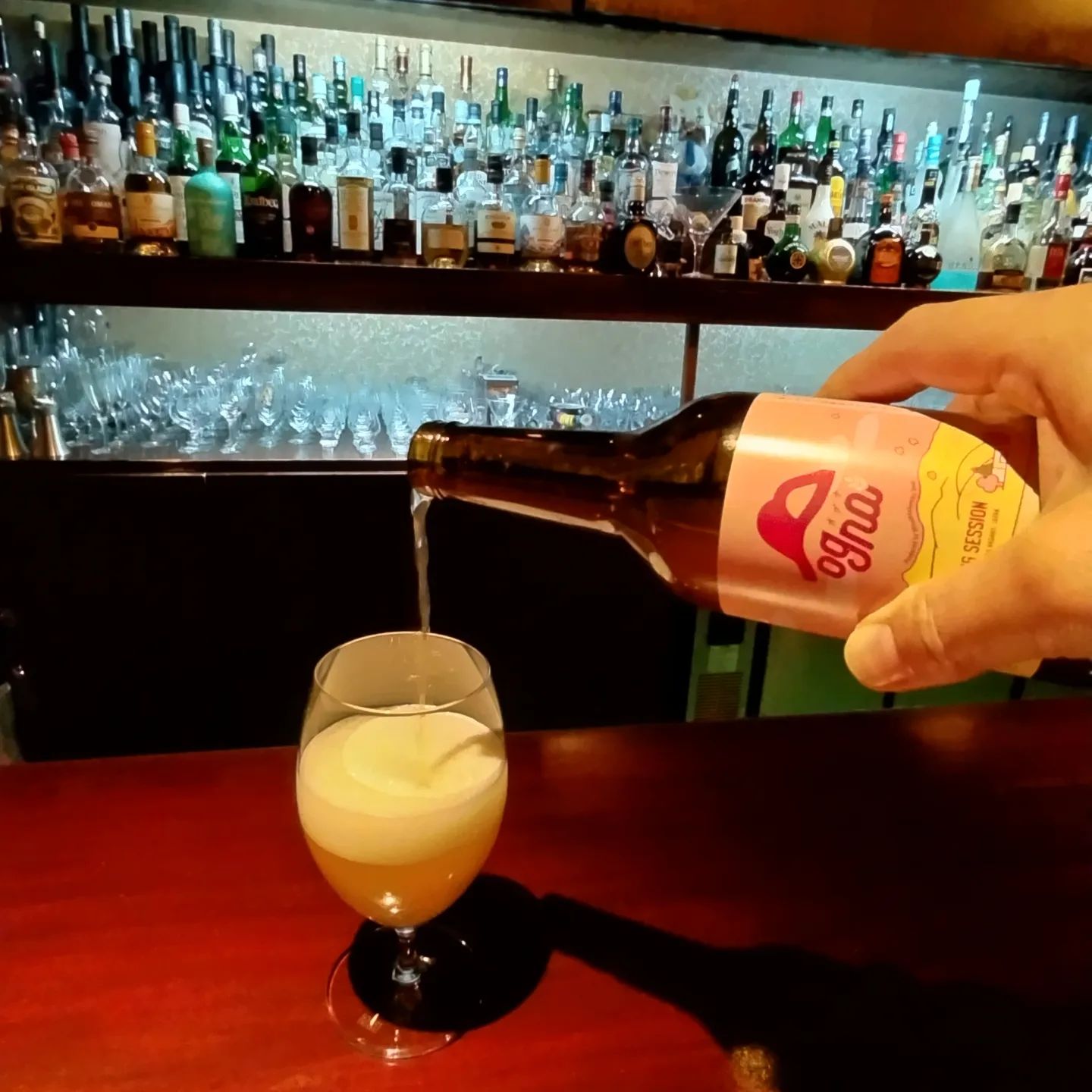 今月のゲストビール「オグナ　スプリング・セッション」  春らしい色合いのちょっとライトな低アルコール・ビールです。 花満開のこの時期に是非。  