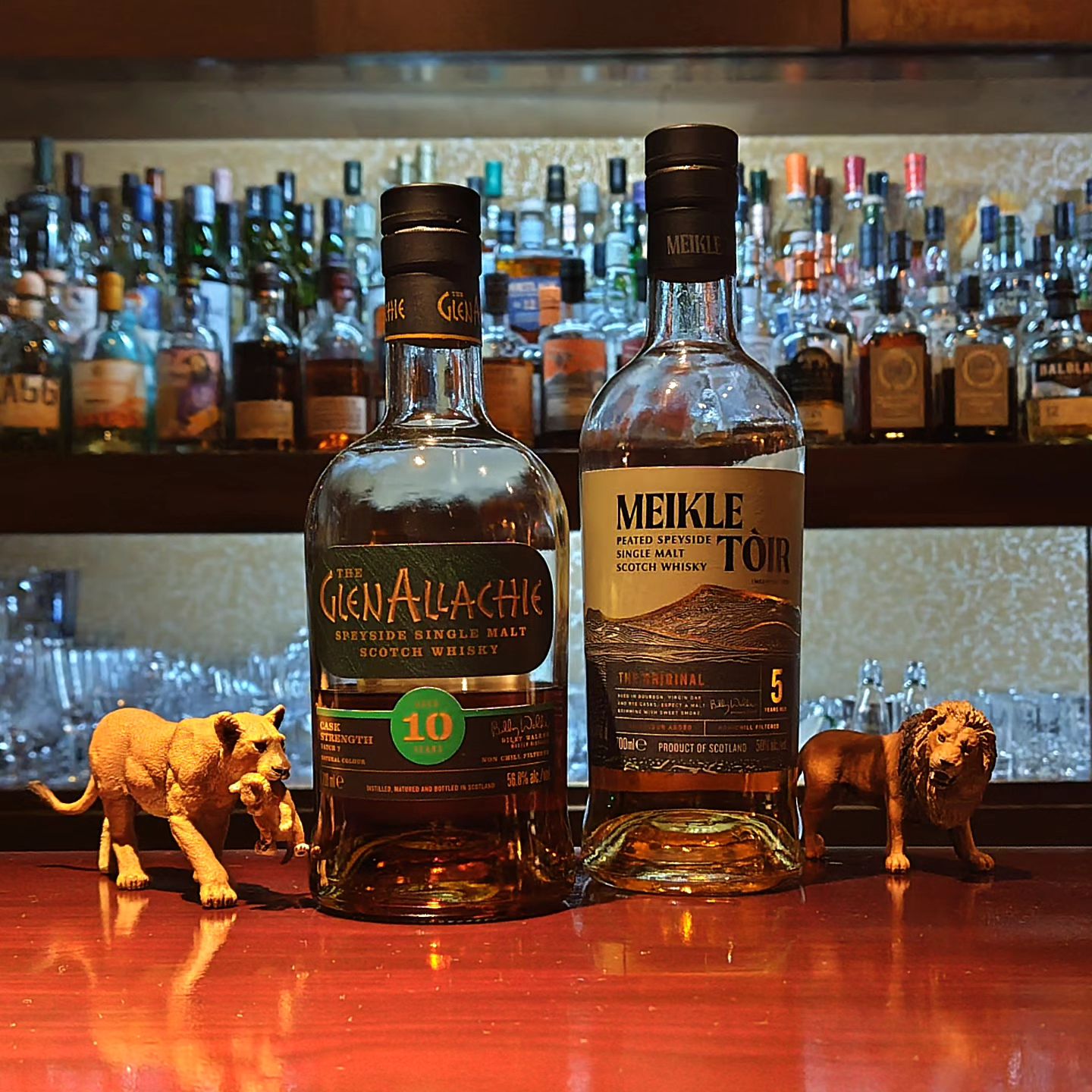 グレンアラヒー10年　カスクストレングス／ミークル・トール5年　ザ・オリジナル GlenAllachie 10y Caskstrength/Meikle Toir The Original  グレンアラヒー蒸溜所から生み出される、高品質のシングルモルトウィスキー。 2017年にウィスキー業界の伝説的プロデューサー「ビリー・ウォーカー」が取得して以来、世界中から高い評価を受けている蒸溜所です。  写真右は10年物のカスクストレングス（樽出し度数）、左は最近リリースされた同蒸溜所のピーテッドモ...