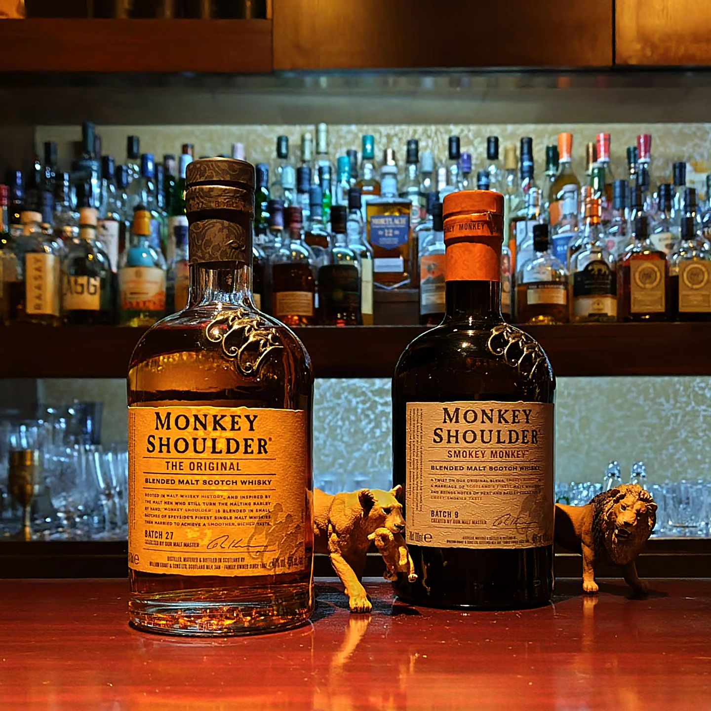 モンキーショルダー　ジ・オリジナル／スモーキーモンキー MONKEY SHOULDER The Original / Smokey Monkey  スペイサイドの3つの蒸溜所のモルト原酒をブレンドしたブレンデッド・モルト・ウィスキー。  3つの蒸溜所とは、ウィリアム・グラント社がスペイサイドのダフタウンに所有する兄弟蒸溜所「グレンフィディック」「バルヴェニー」「キニンヴィ」です。特にキニンヴィはシングルモルトとしては基本的に発売していない幻のモルトとしても有名ですね。  写真の左がノンピー...
