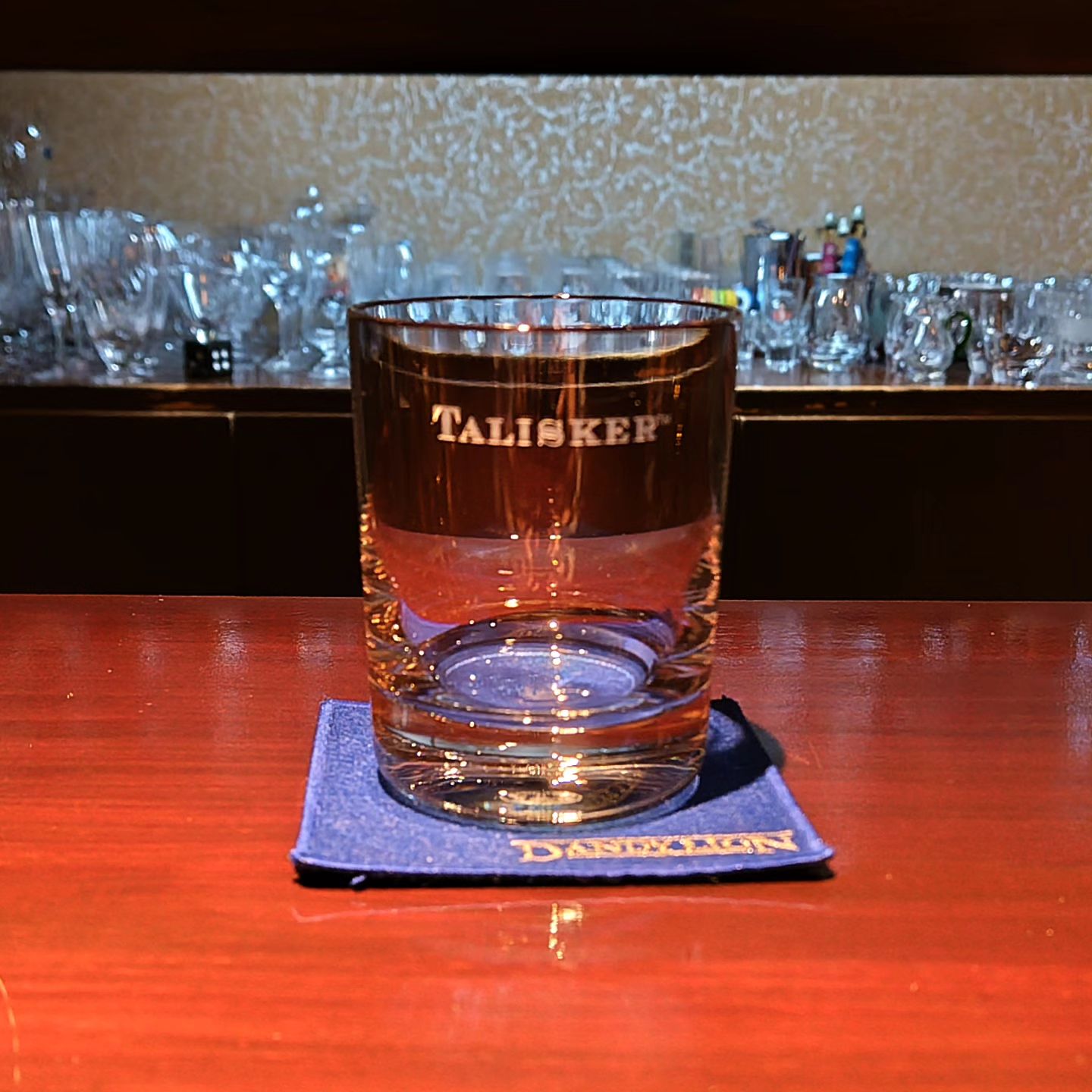 DANDYLION BAR　グラスコレクション  「Baccarat Perfection（バカラ　パーフェクション）」  「完璧」と名付けられたシリーズのオールドファッション（ロック）グラスです。 バカラのグラスでカットの入っていないこのシリーズは、クリスタルの材質を楽しむためのグラスだとワタクシは思っています。  シンプルで飽きがこない、判る人にしかバカラと判らないのも良いですよね〜。  グラスにはタリスカーのロゴがサンドブラストで彫ってあります。 昔はこんな良いグラスを販促品として出...