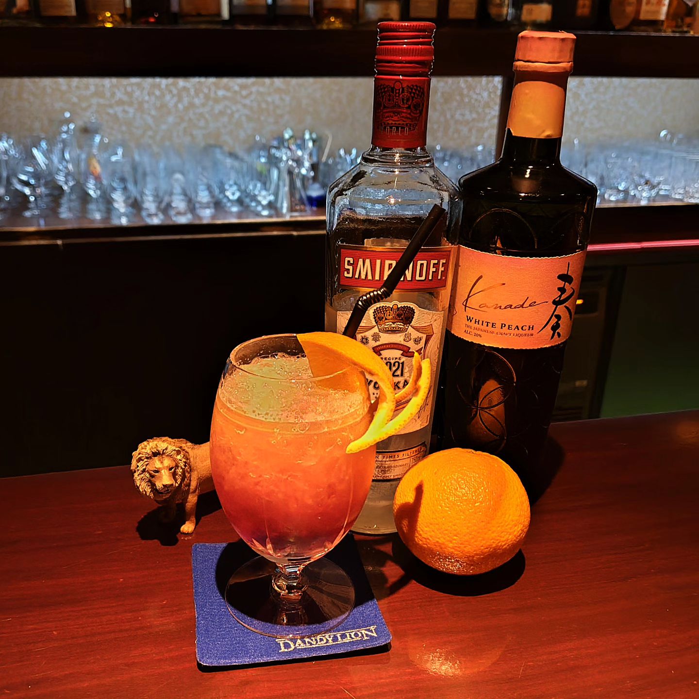 定番カクテル「セックス・オン・ザ・ビーチ」 Cocktail Sex on the Beach  昔はニューウェーブ・カクテルと言われていましたが、今となっては定番のカクテルですね。  トム・クルーズの映画「カクテル」にも登場したちょっとエロティックな名前が若い頃はドキッとしたモノですが、今の若い子は平気で頼みます（笑）  レシピは複数ありますが、当店ではクランベリージュースをベースにその他の材料をフロートさせるスタイルです。  お客様の前で注ぐので、特に女性に喜ばれるカクテルですね。 デ...