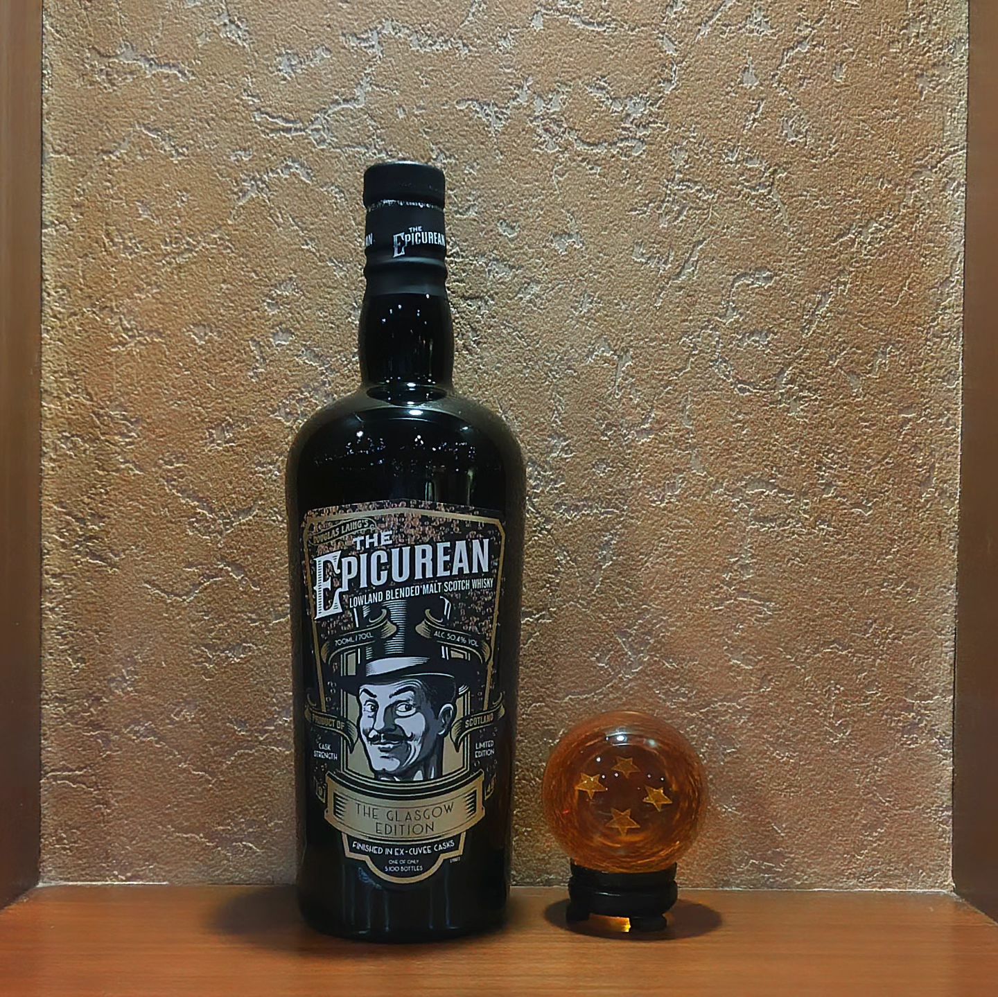 ダグラス・レイン　リージョナルモルトシリーズ 「エピキュリアン　グラスゴー・エディション」 Douglas Laing's The Epicurean Glasgow Edition  あのエピキュリアンからの限定品です。 老舗ボトラーズのダグラス・レインが世に送るリージョナルモルトシリーズ（地域の特色を捉えたブレンデッドモルトのシリーズ）のローランド地方のブレンドモルトになります。  特筆すべきは後熟がキュヴェ・カスクと表記されているところですね。 樽の特定はされてませんが、ラベルにヒン...