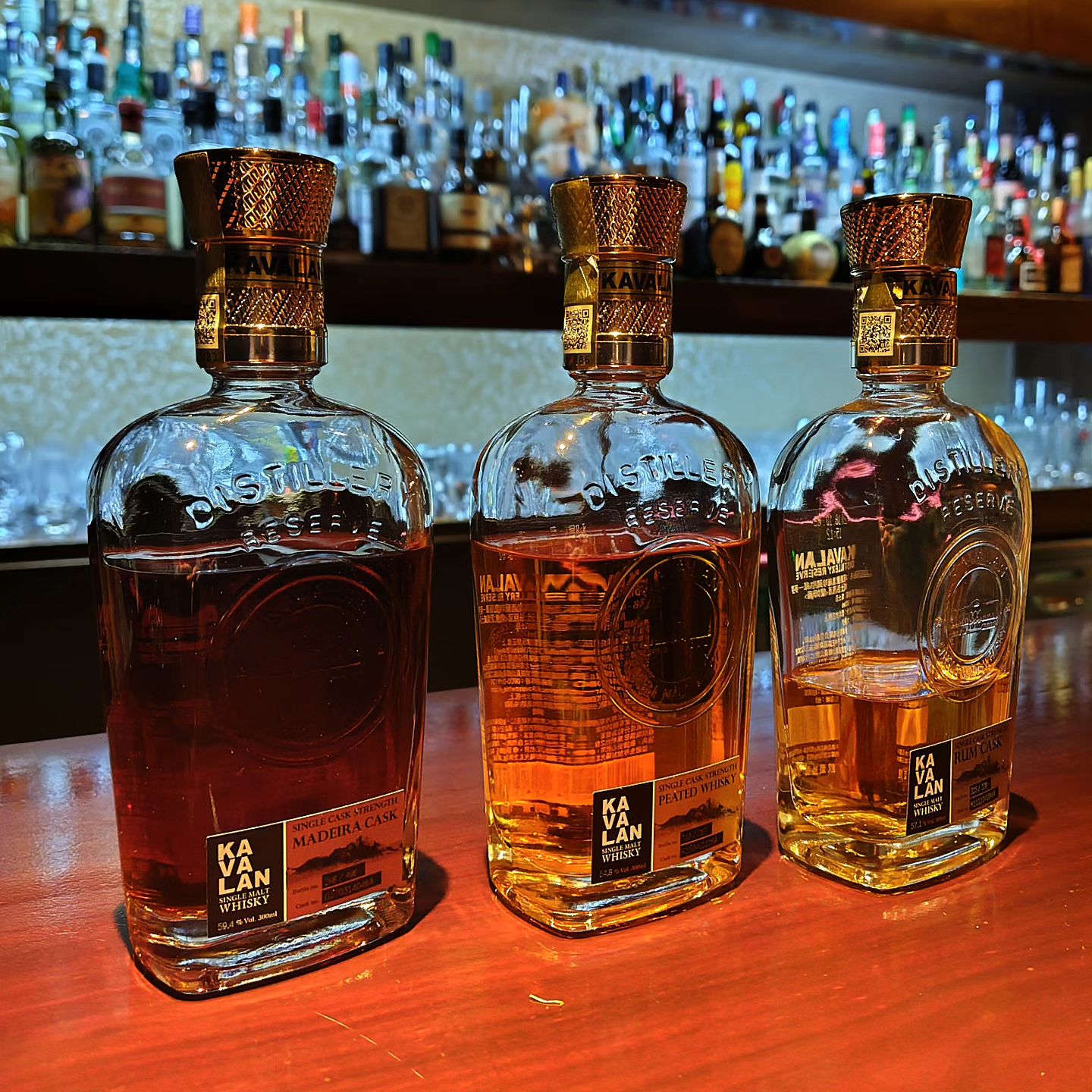 カバラン蒸溜所限定モルト KAVALAN Distillery Reserve Cask Strength Single Malt  台北のカバラン蒸溜所限定で販売しているシングルモルトウイスキーのシリーズです。 ピーティウィスキー、ラムカスクと最近の新商品でマデイラカスクがあります。  ピーティは以前ピーテットカスクとの名で出ていましたが、現在はピーテッドモルトも仕込んでいるのでピーティウィスキーに表記が変わったのでしょうか？  それぞれカスクストレングスで、味わいもアルコールも強いので...