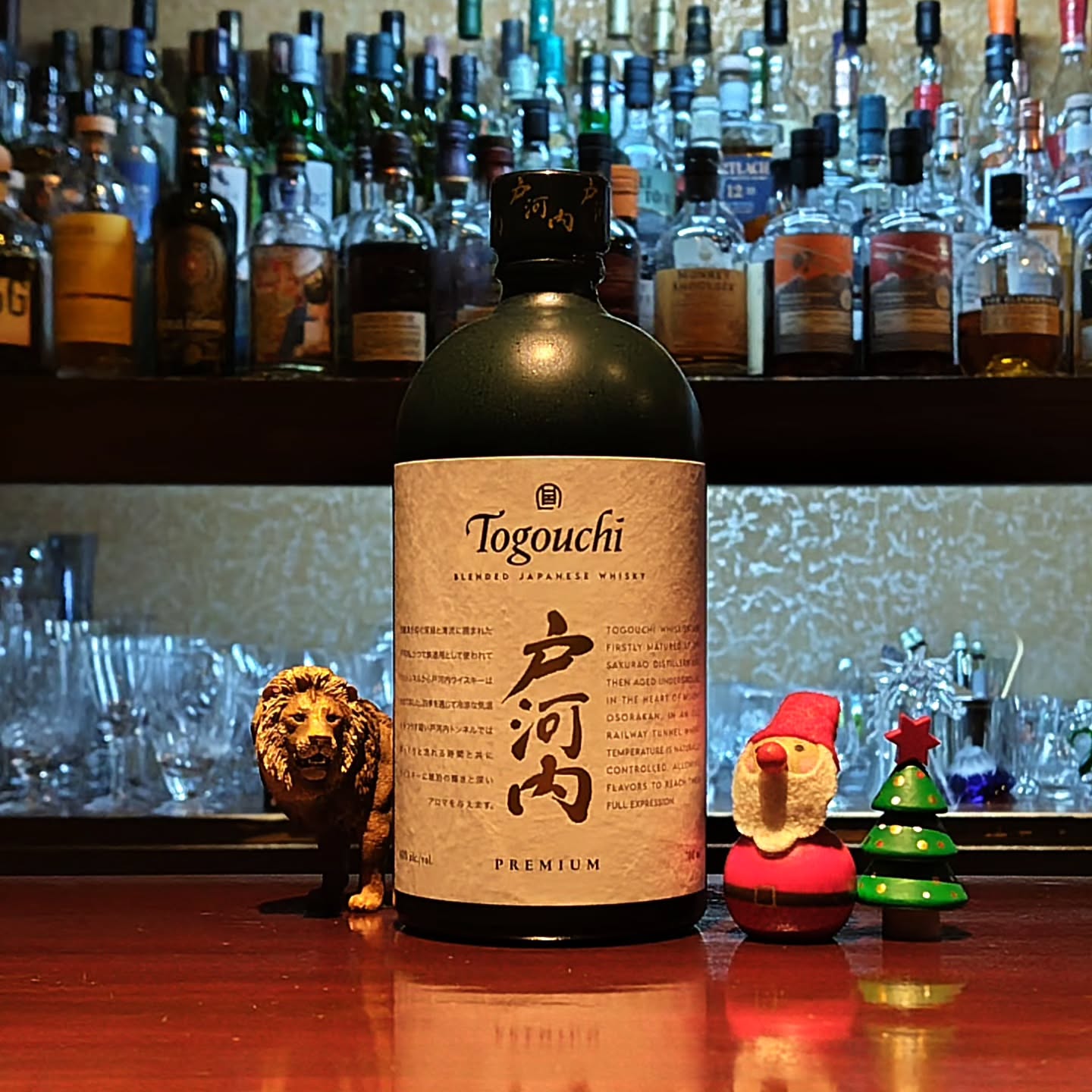 戸河内プレミアム　ブレンデッド・ジャパニーズ・ウィスキー Togouchi PREMIUM Japanese Blended Whisky  広島県の桜尾蒸溜所が送る、自社原酒100%のジャパニーズ・ブレンデッド・ウィスキーです。  このところ国産ウィスキーと名乗る銘柄が数多く市場に投入され、プロから見ると玉石混交な今日この頃、この価格帯でちゃんとしたウィスキーを出してくれるメーカーは貴重なのではないでしょうか？  桜尾・戸河内の両ウィスキー原酒を使用したブレンデッドウィスキーで、この価格...
