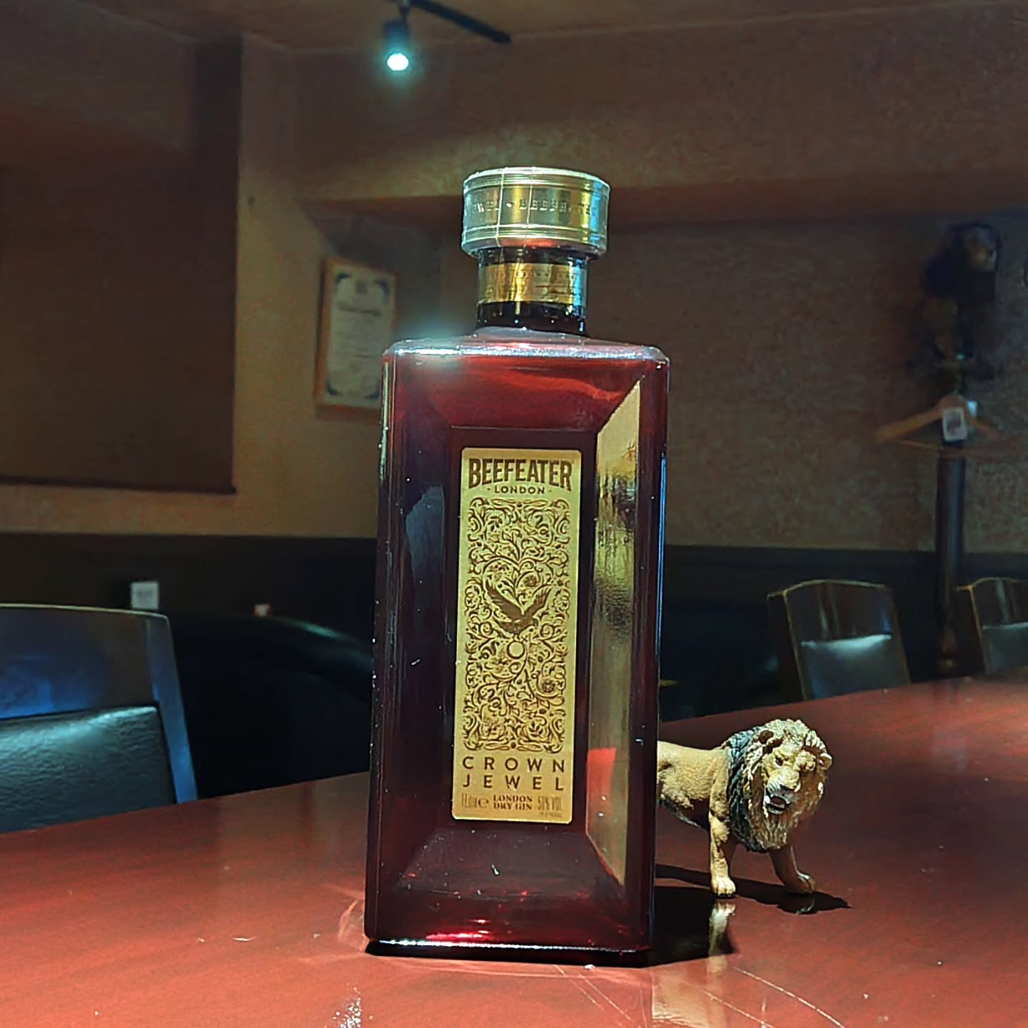 ビーフィーター　クラウン・ジュエル Beefeater Crown Jewel  あのクラウンジュエルが装いもリニューアルして（数量限定で）帰ってきました。  ビーフィーターの伝統的なボタニカル9種にグレープフルーツピールをアクセントに加えた洗練された柑橘香が特徴です。  度数が50度ありますので気をつけてお召し上がりくださいませ。  