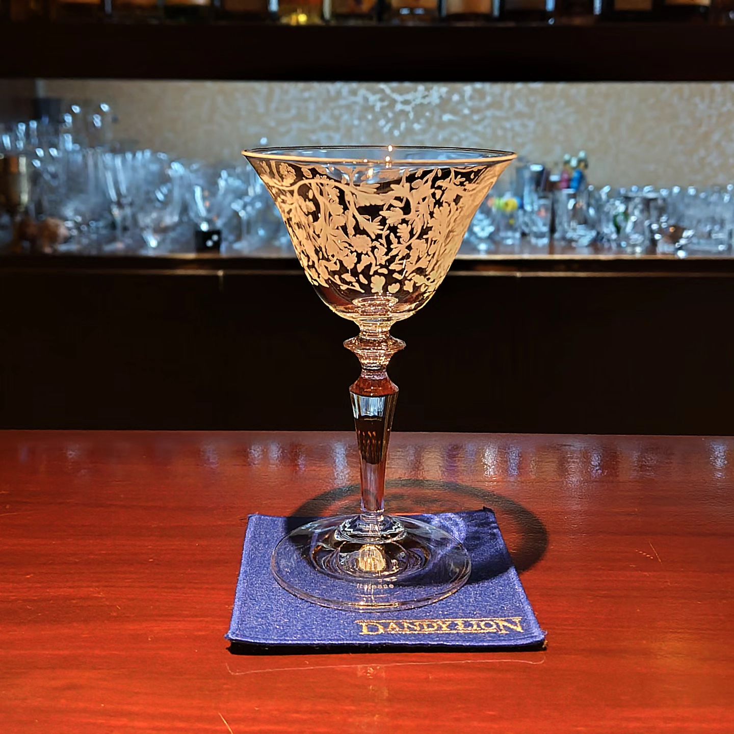 DANDYLION BAR　グラスコレクション  「Italesse Astoria Wormwood-deco/イタレッセ　アストリア・ワームウッド・デコ」  1979年創業のイタリア北部トリエステのグラスメーカー。 材質はクリスタリン・ガラスで、脚のエレガントなデザインと共に優美な高級感を感じるグラスですね。  ちなみにこのシリーズにはエッチング（グラスにつけた模様）の無い物もありますが、こちらの方が豪華に見えるのでこちらを選んで使ってます。  コスモポリタンやマティーニ、マンハッタン...